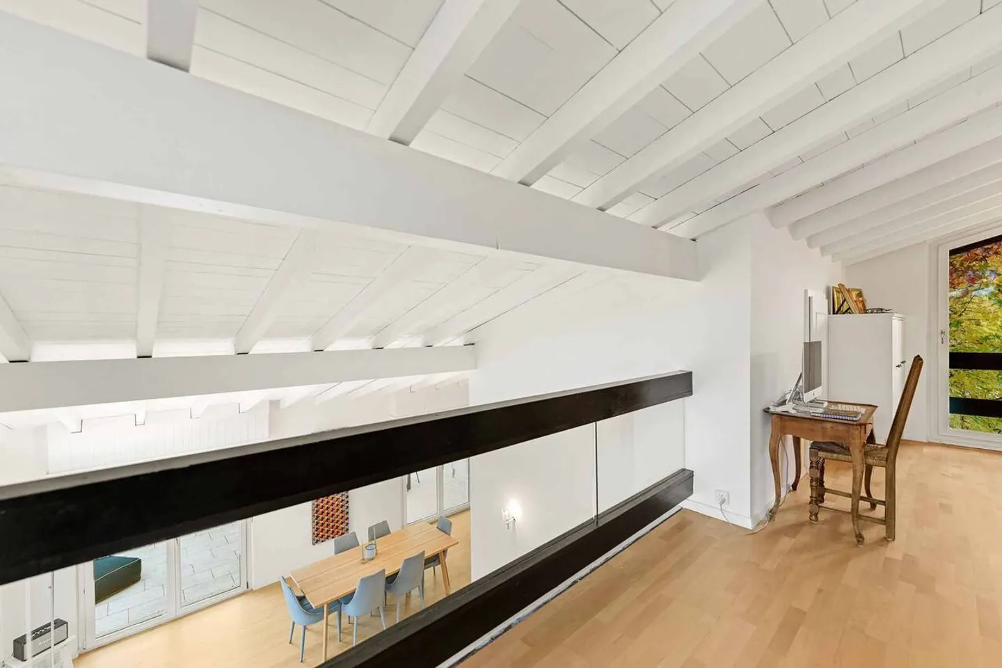 Charming individual bungalow with 5.5 rooms on a 1106 m² plot - Photo 4 of 12