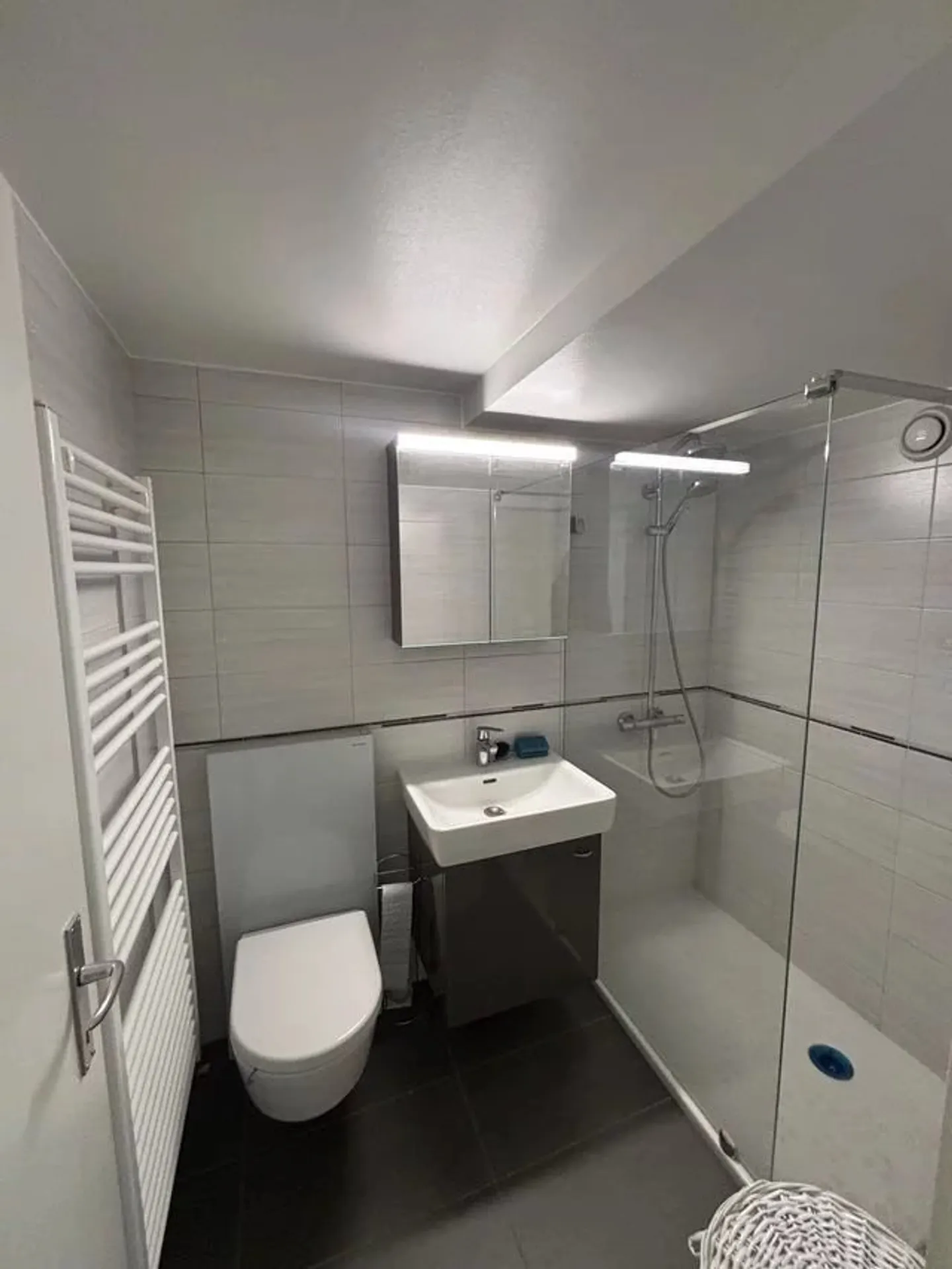 Appartement de 2 pièces meublés au 16ème étage avec vue sur Montreux et le lac. - Photo 12 sur 12