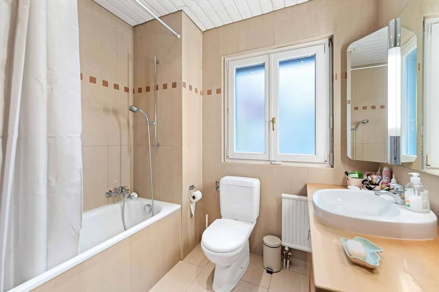 Charming individual bungalow with 5.5 rooms on a 1106 m² plot - Photo 8 of 12