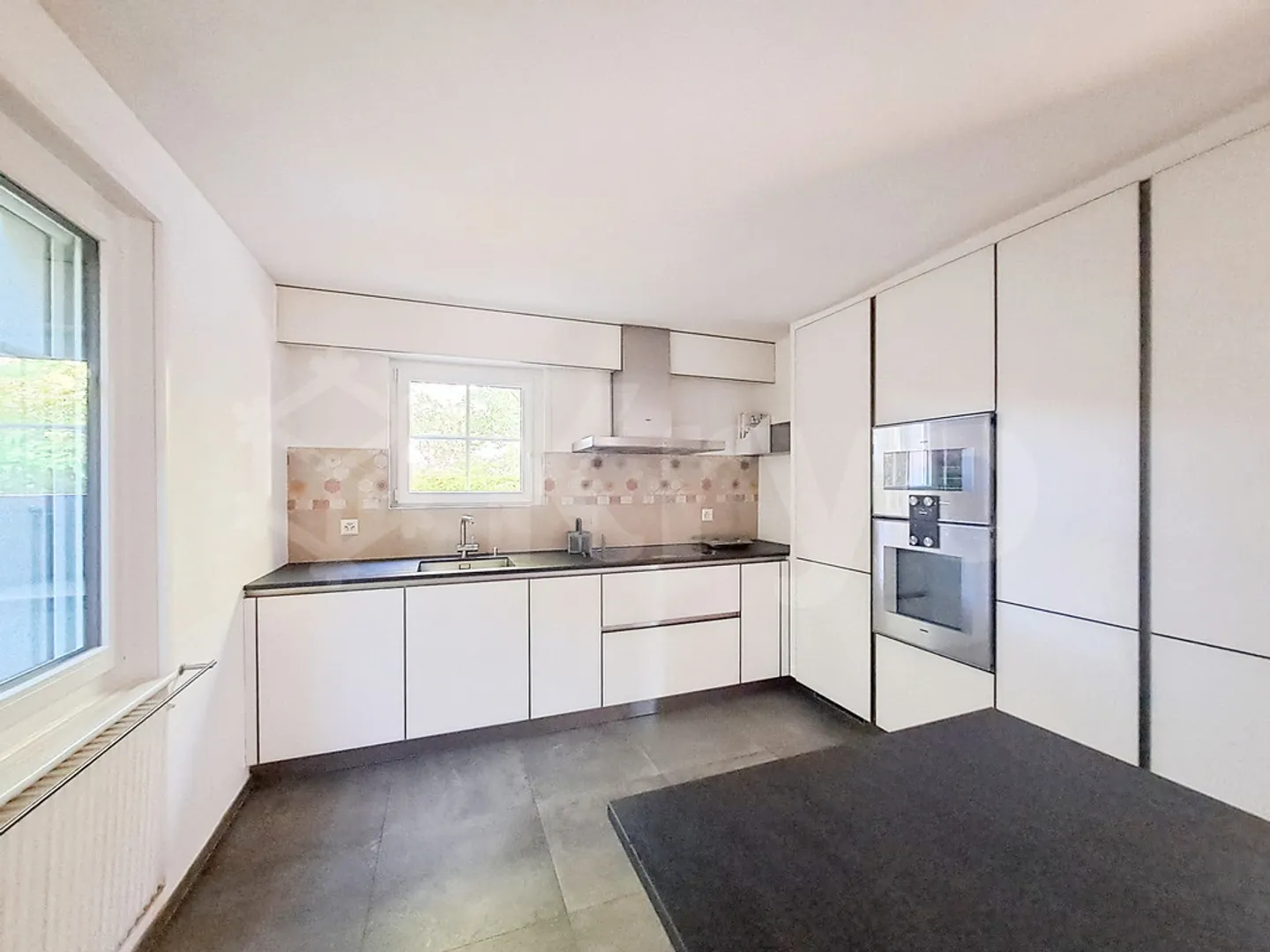 Individual house with large garden - Photo 4 of 12