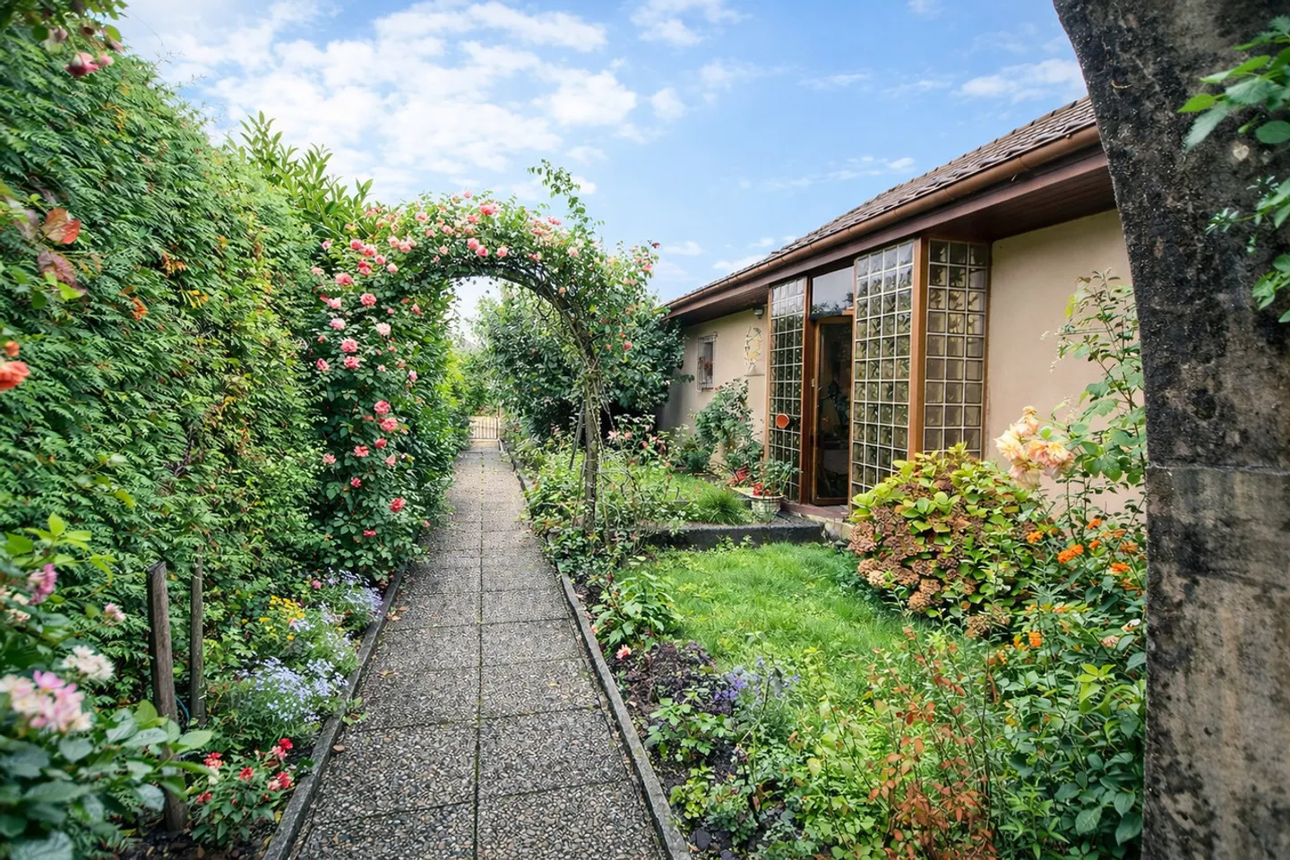 Very large single-family house in Cugy in the Viager model, partially occupied and without rent - Photo 1 of 24