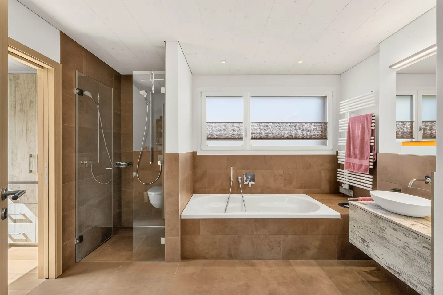 Luxury Family Home by the River - Photo 11 of 17