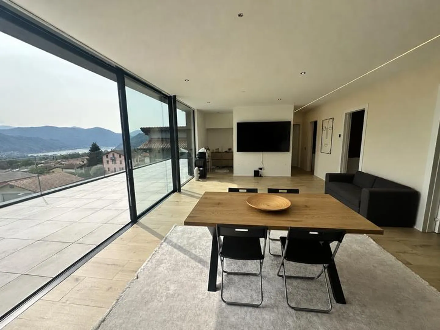 NEW AND SPACIOUS APARTMENT WITH PRIVATE LIFT AND LAKE VIEW - Photo 4 of 13
