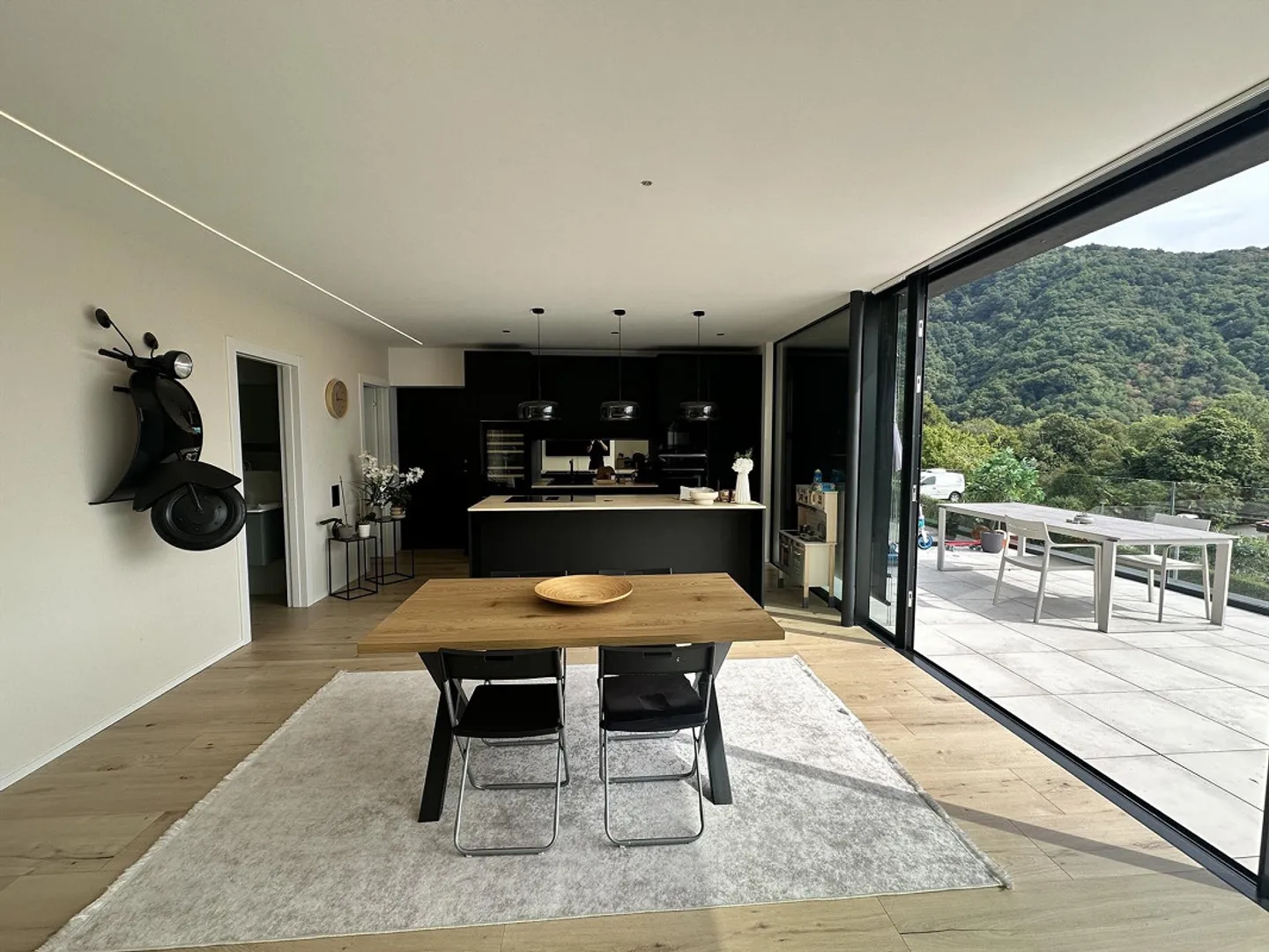 NEW AND SPACIOUS APARTMENT WITH PRIVATE LIFT AND LAKE VIEW - Photo 6 of 13