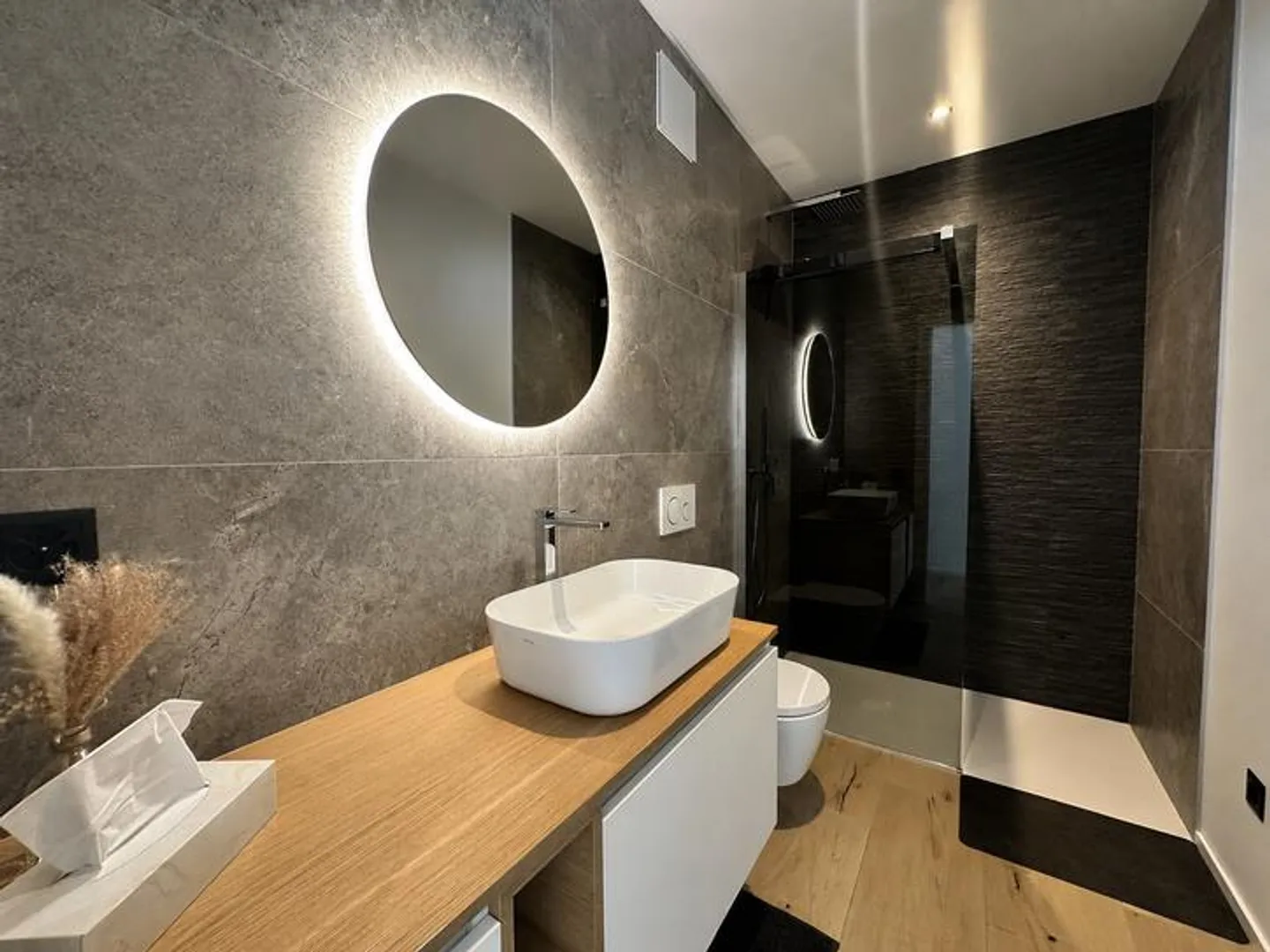 NEW AND SPACIOUS APARTMENT WITH PRIVATE LIFT AND LAKE VIEW - Photo 7 of 13
