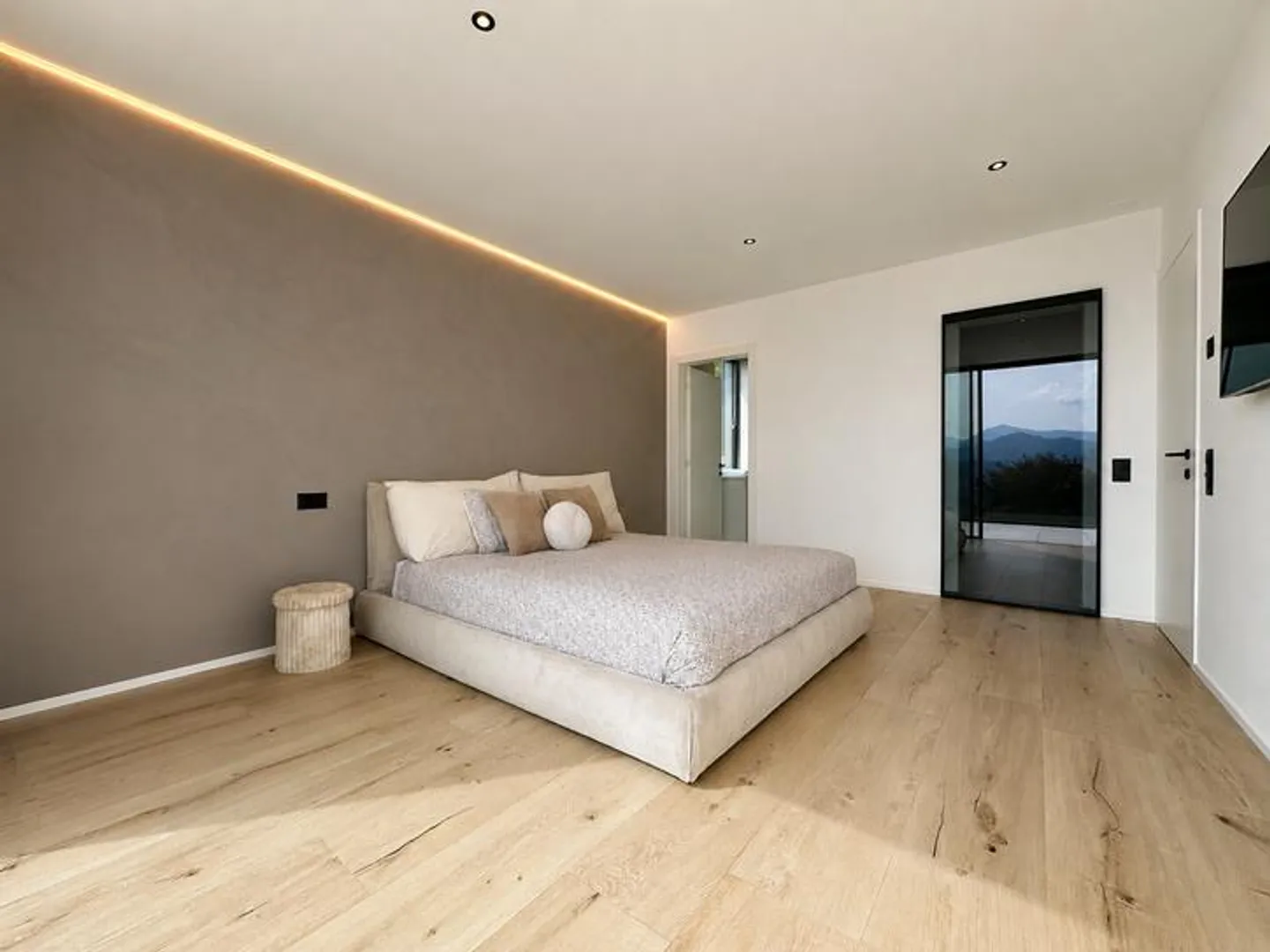 NEW AND SPACIOUS APARTMENT WITH PRIVATE LIFT AND LAKE VIEW - Photo 8 of 13