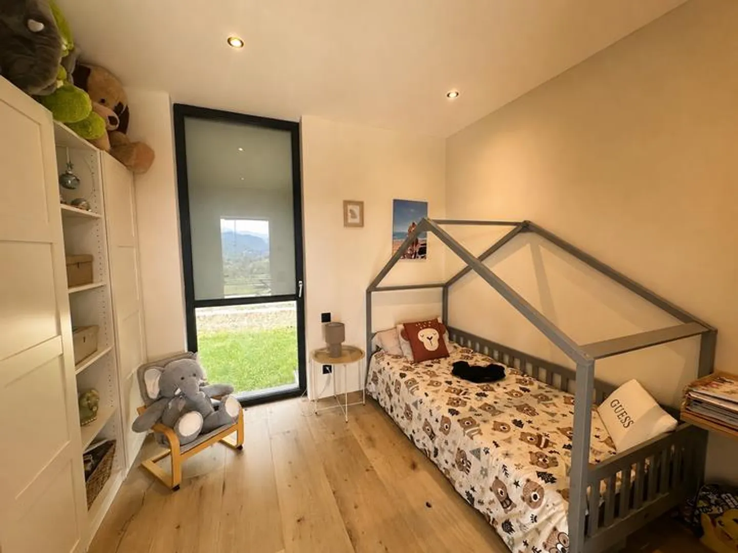 NEW AND SPACIOUS APARTMENT WITH PRIVATE LIFT AND LAKE VIEW - Photo 9 of 13