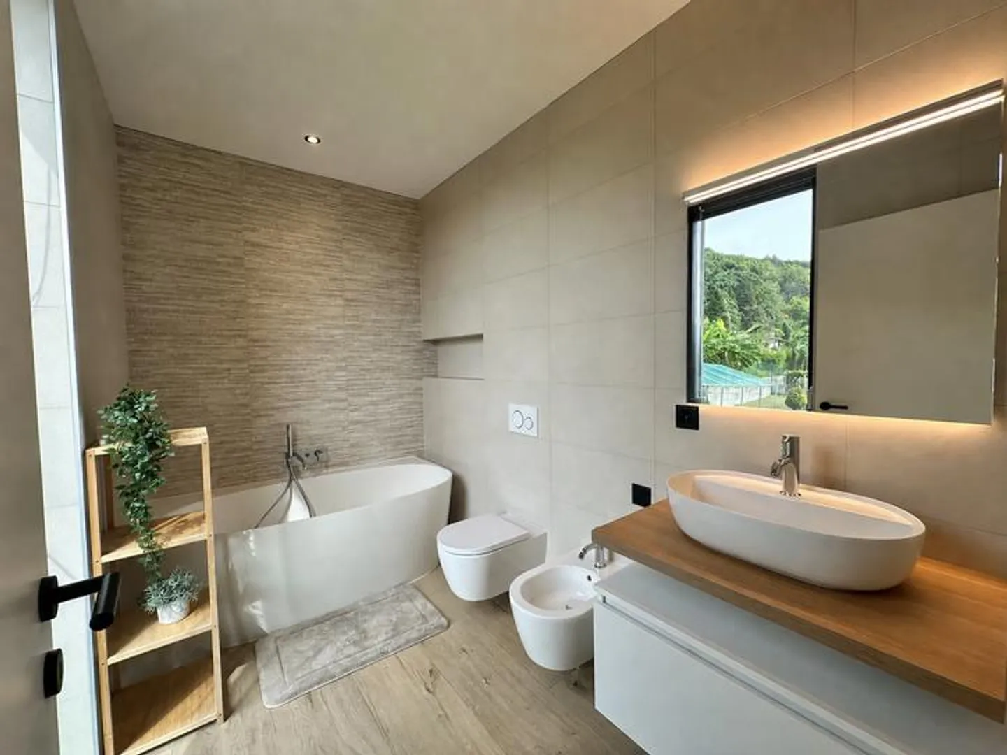 NEW AND SPACIOUS APARTMENT WITH PRIVATE LIFT AND LAKE VIEW - Photo 10 of 13