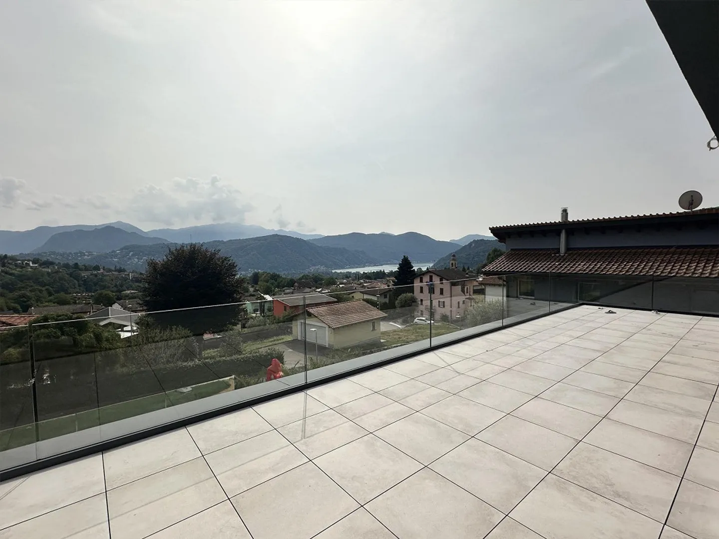 NEW AND SPACIOUS APARTMENT WITH PRIVATE LIFT AND LAKE VIEW - Photo 12 of 13