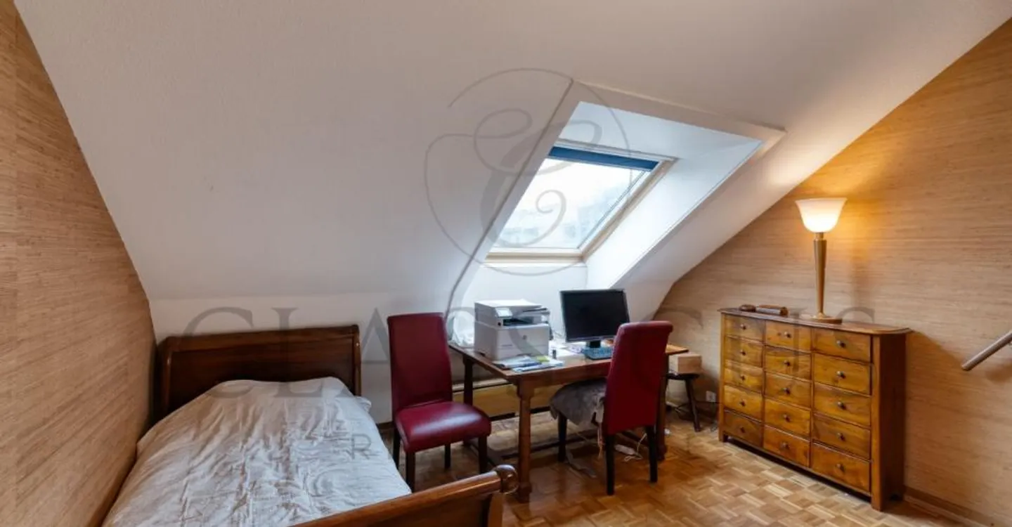Character duplex with balcony, attic volumes and rare charm - Photo 4 of 10