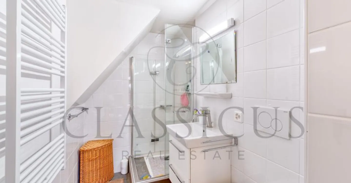 Character duplex with balcony, attic volumes and rare charm - Photo 8 of 10