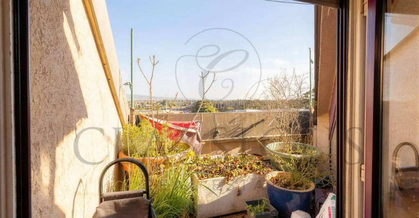 Character duplex with balcony, attic volumes and rare charm - Photo 9 of 10