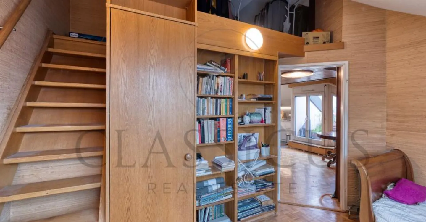 Character duplex with balcony, attic volumes and rare charm - Photo 6 of 10