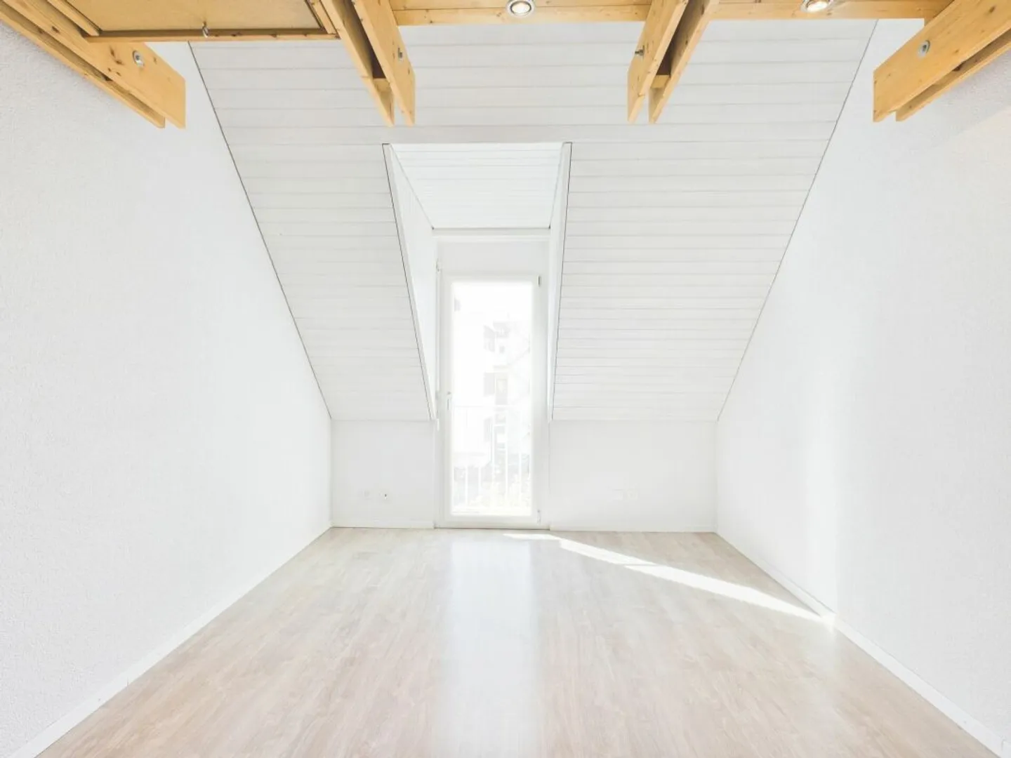 Charmante Dachwohnung mit Aussicht - Foto 5 von 9