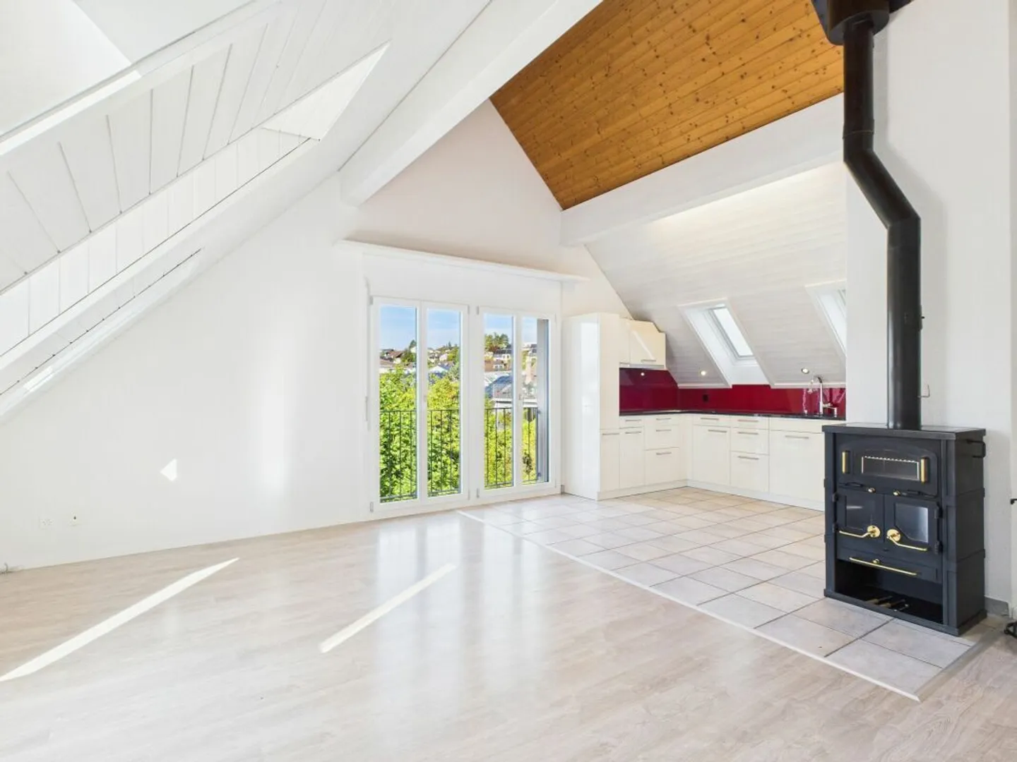 Charmante Dachwohnung mit Aussicht - Foto 1 von 9