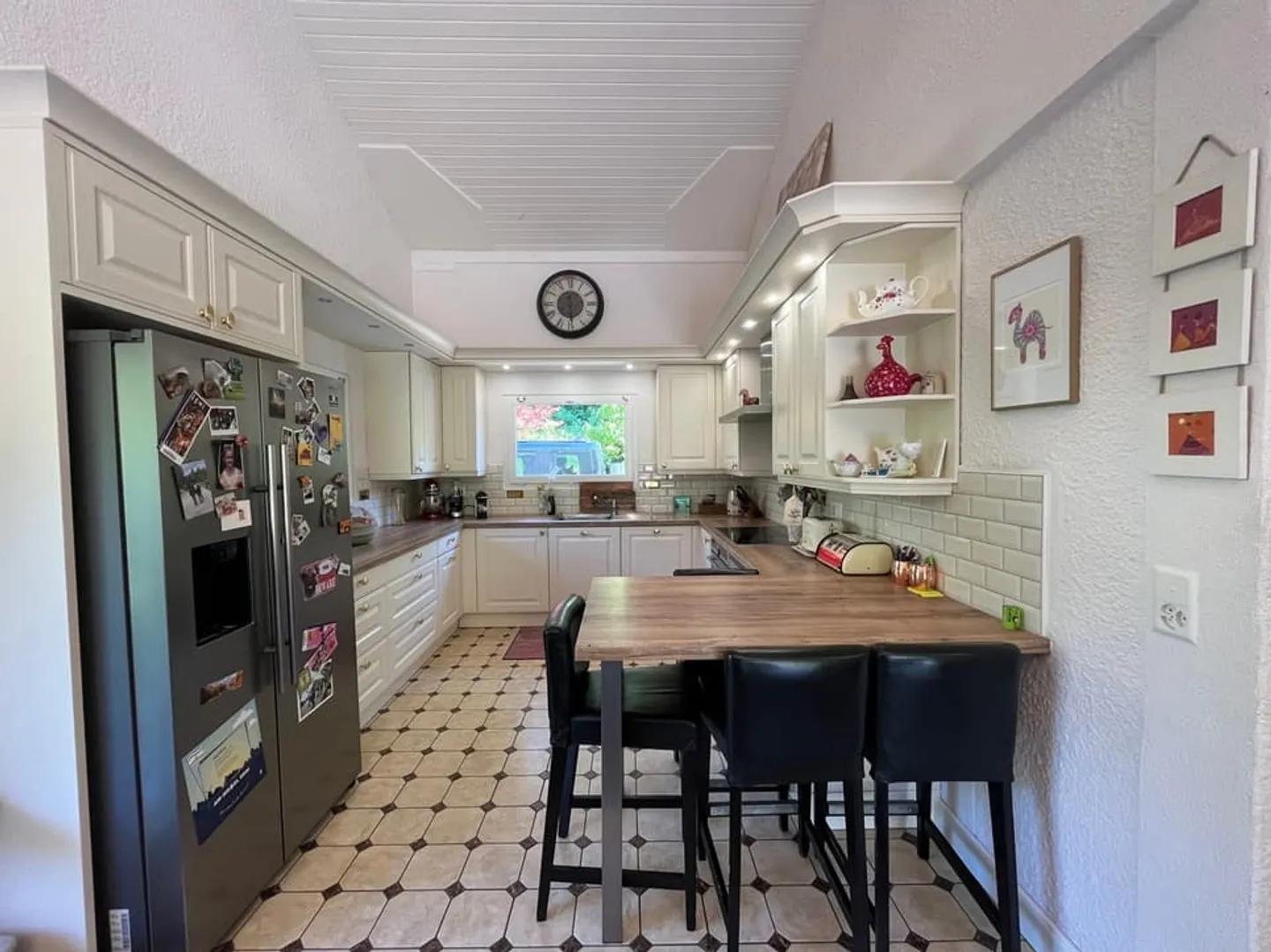 This magnificent villa with pool is for sale - Photo 6 of 7