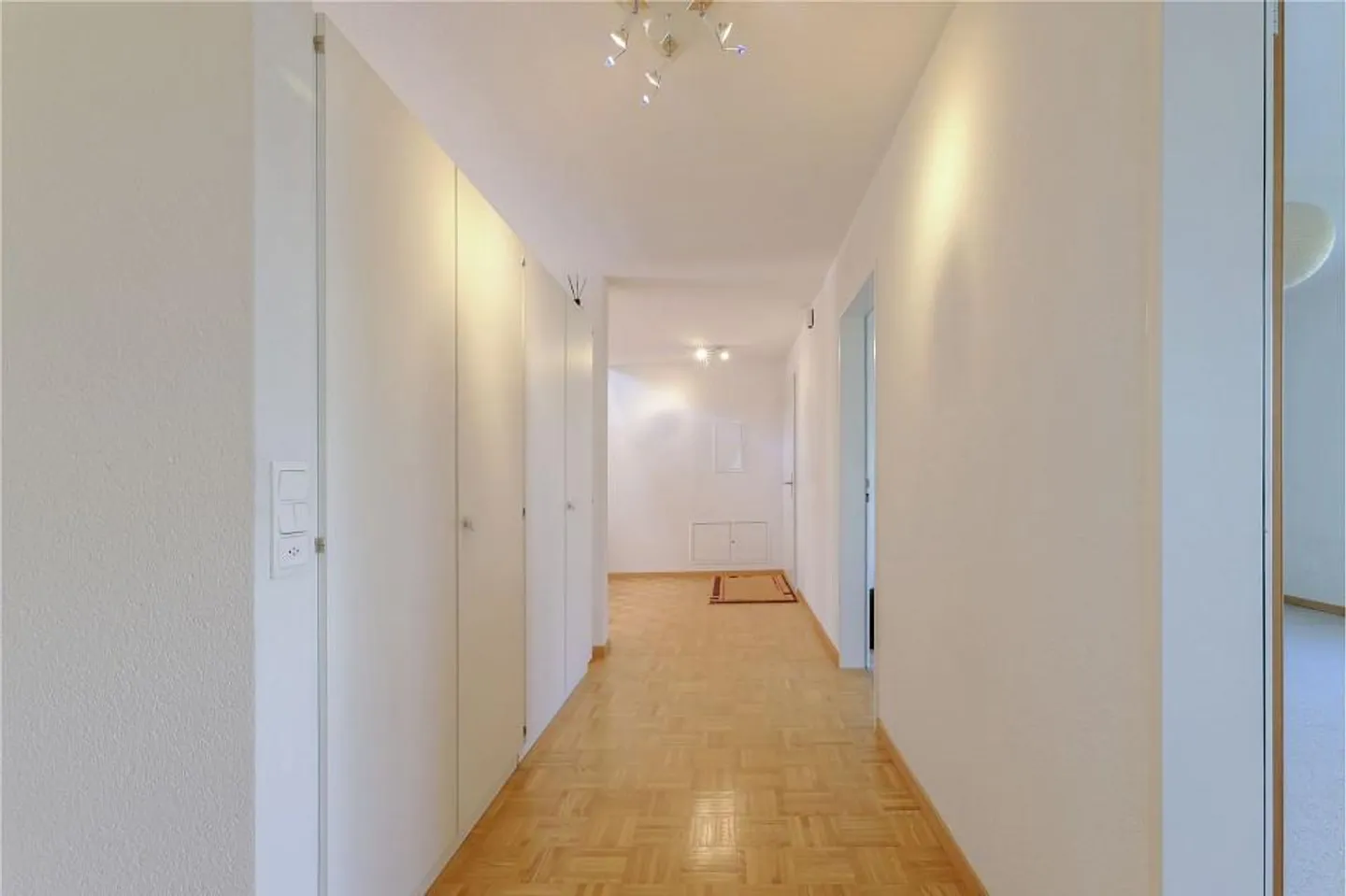 Appartement en attique de 4½ (5½) pièces exclusif et ensoleillé avec grande terrasse - Photo 2 sur 13