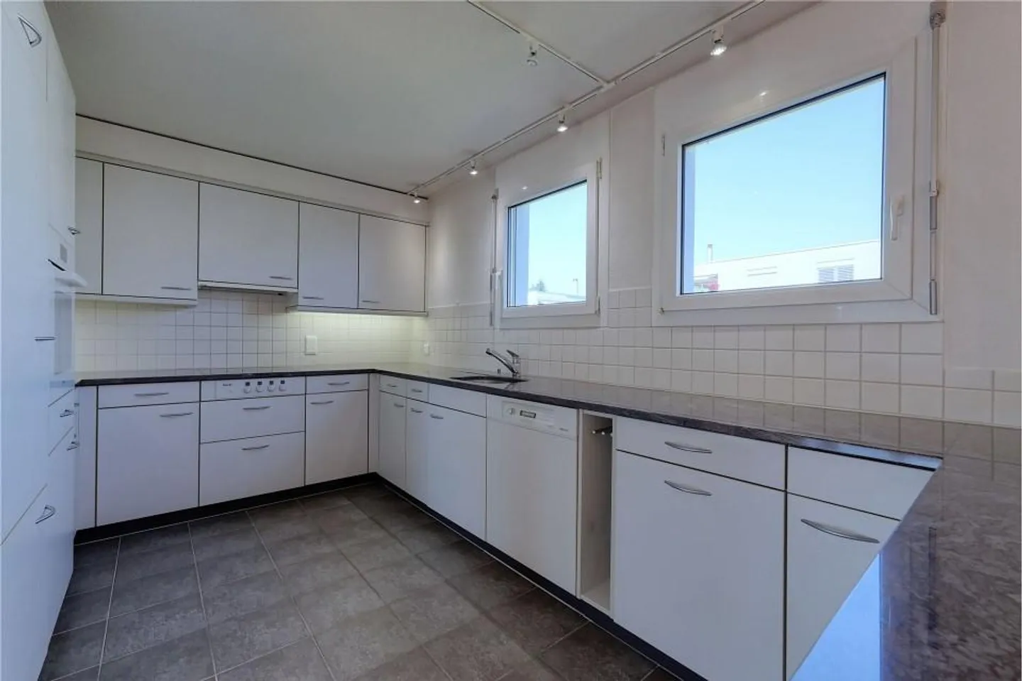 Appartement en attique de 4½ (5½) pièces exclusif et ensoleillé avec grande terrasse - Photo 10 sur 13