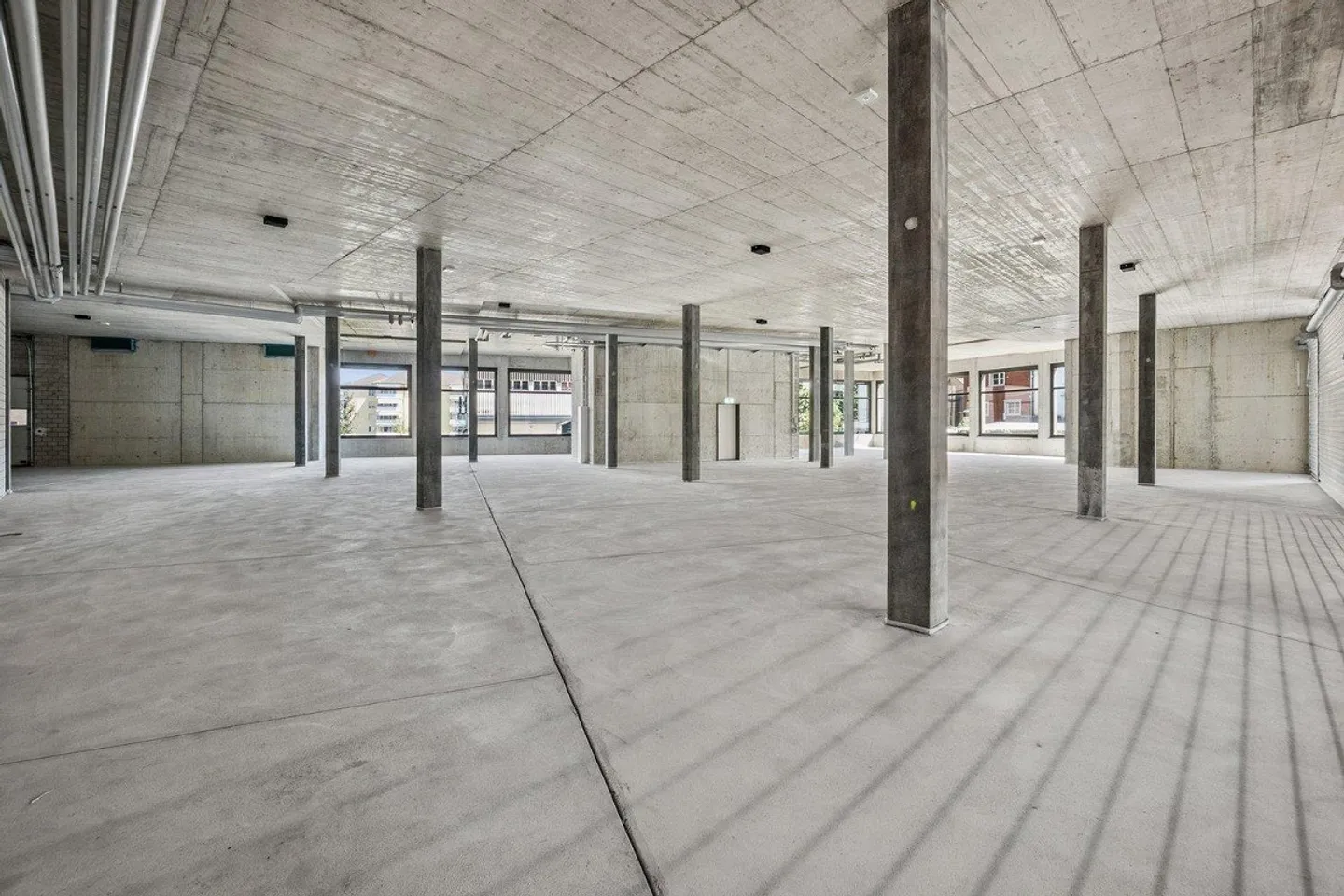 Espace de vente spacieux dans le nouveau centre d'Arnegg - idéal pour votre concept ! - Photo 6 sur 8
