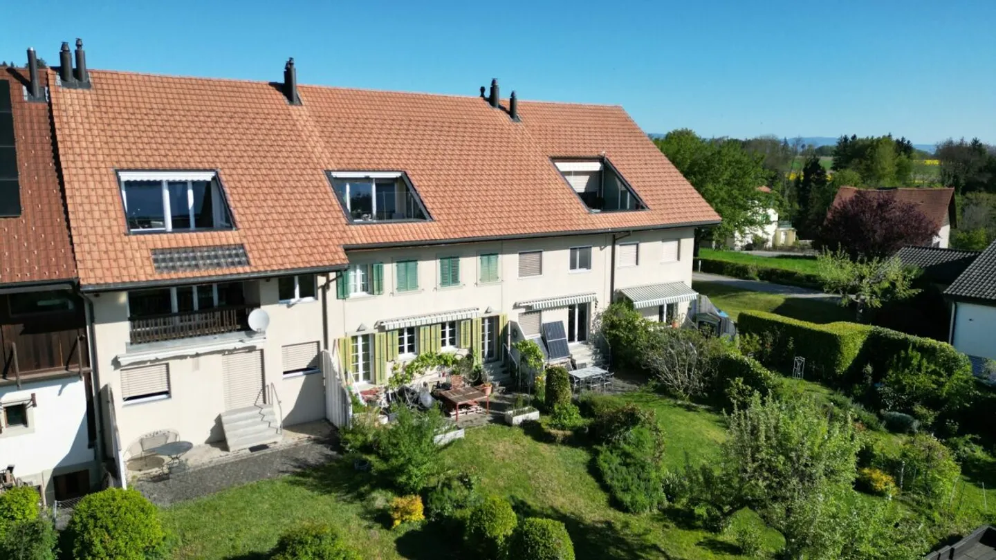 Where tranquility meets panoramic views: 3.5-room penthouse in Vallamand - Photo 2 of 10