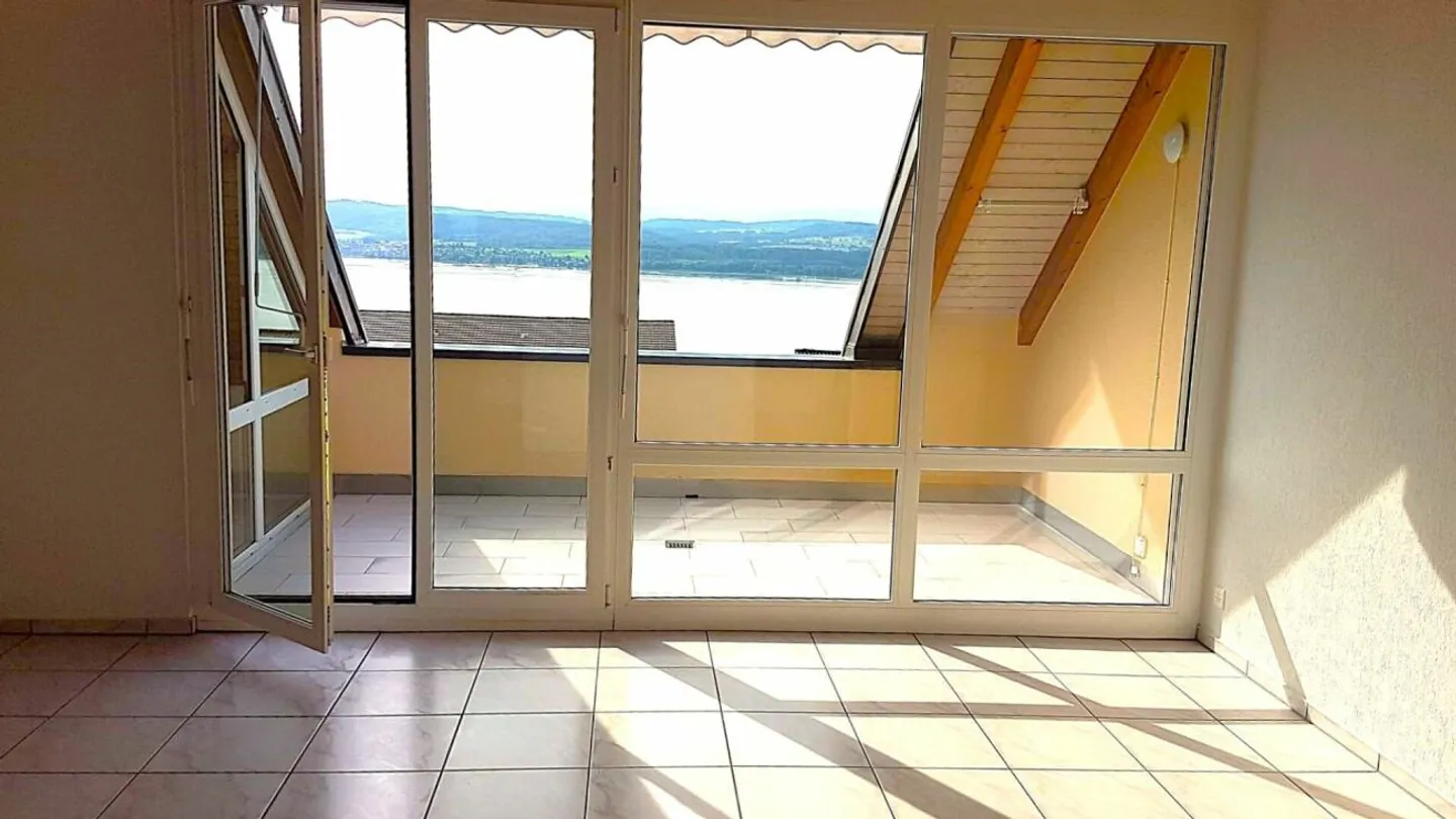 Where tranquility meets panoramic views: 3.5-room penthouse in Vallamand - Photo 4 of 10