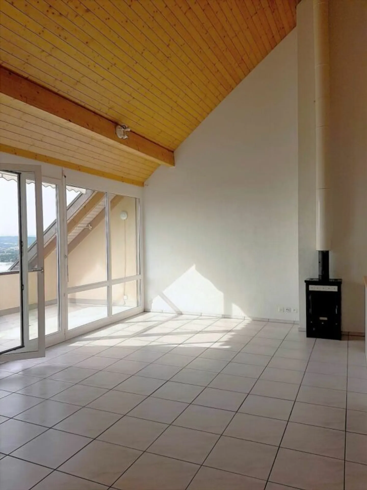 Where tranquility meets panoramic views: 3.5-room penthouse in Vallamand - Photo 5 of 10