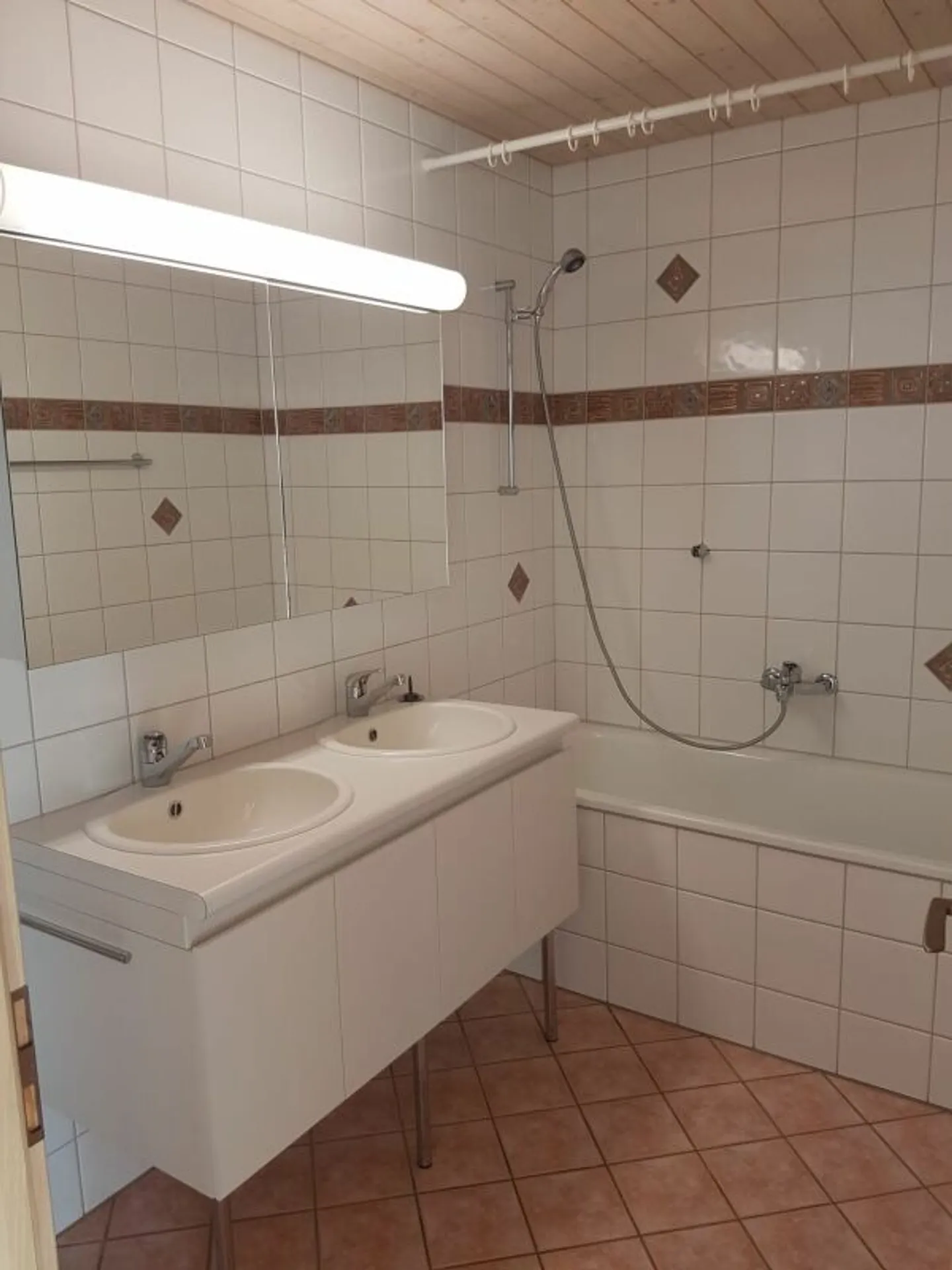 Where tranquility meets panoramic views: 3.5-room penthouse in Vallamand - Photo 7 of 10