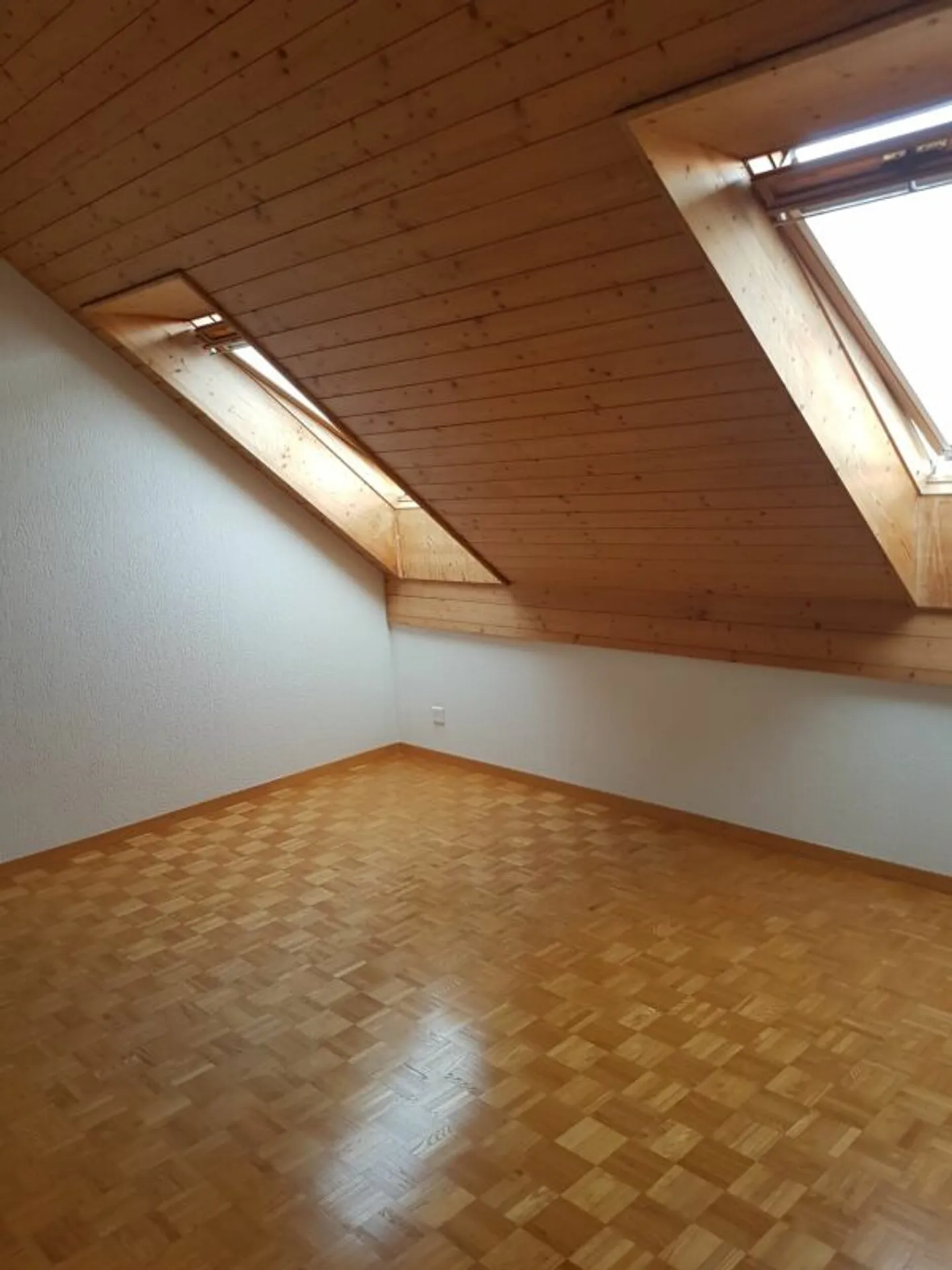 Where tranquility meets panoramic views: 3.5-room penthouse in Vallamand - Photo 8 of 10