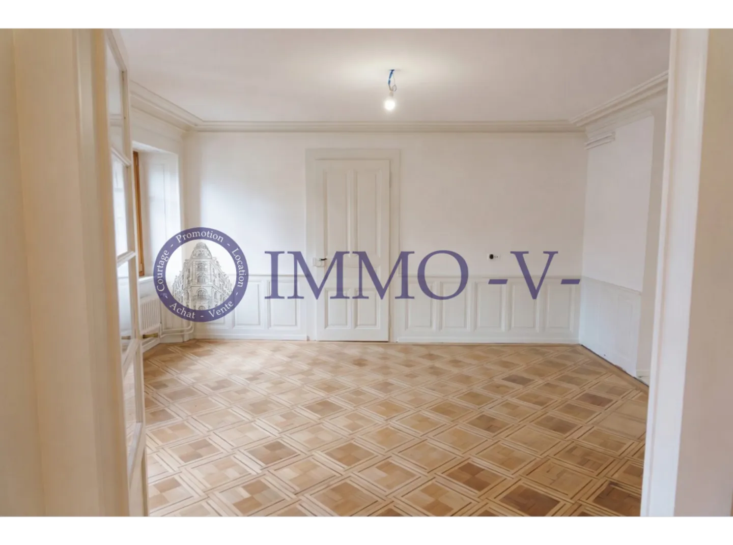 Charm and Elegance in the City Center - Renovated Apartment with Character - Photo 2 of 10