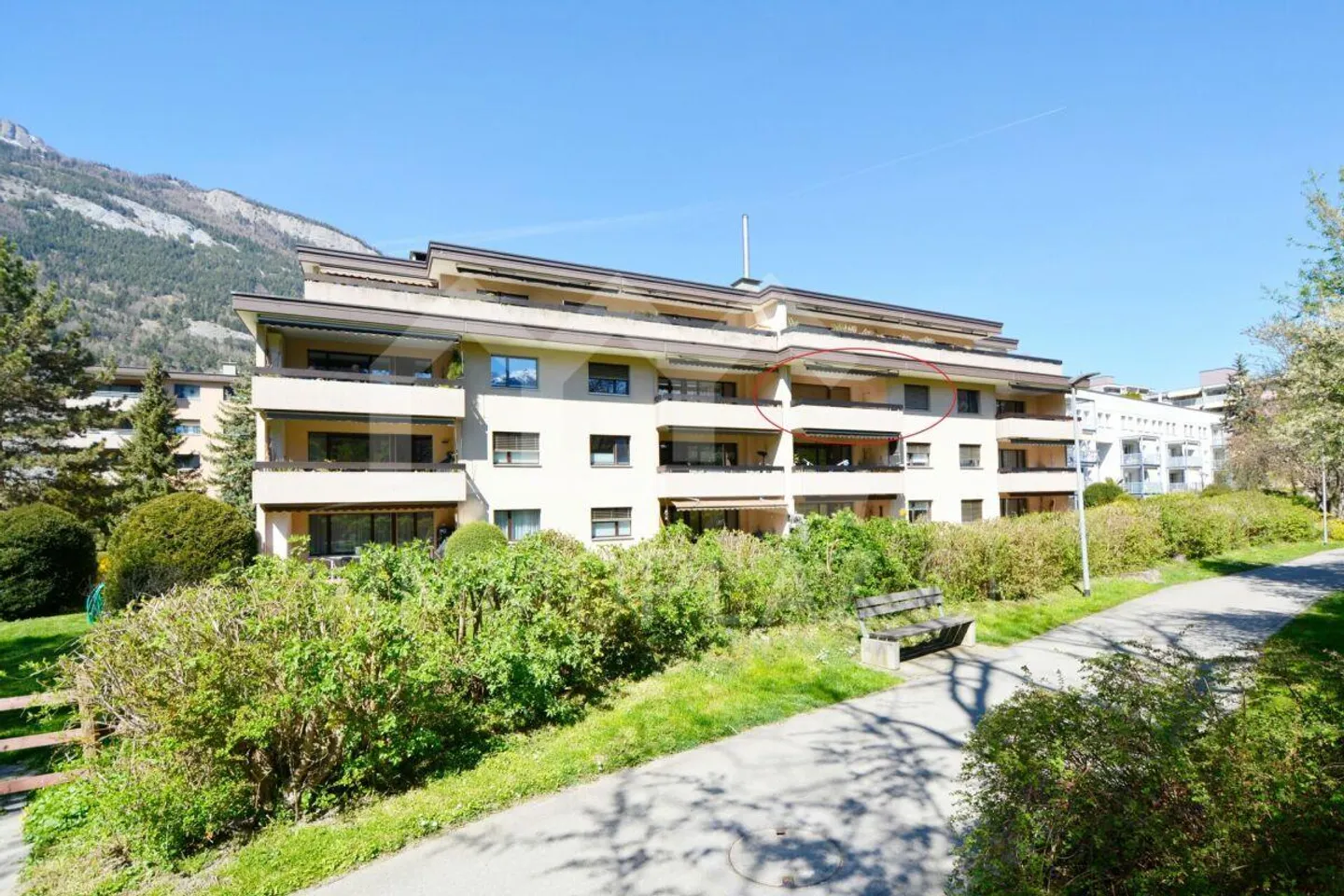 Ampio appartamento di 4½ locali in una posizione tranquilla - Foto 1 di 9