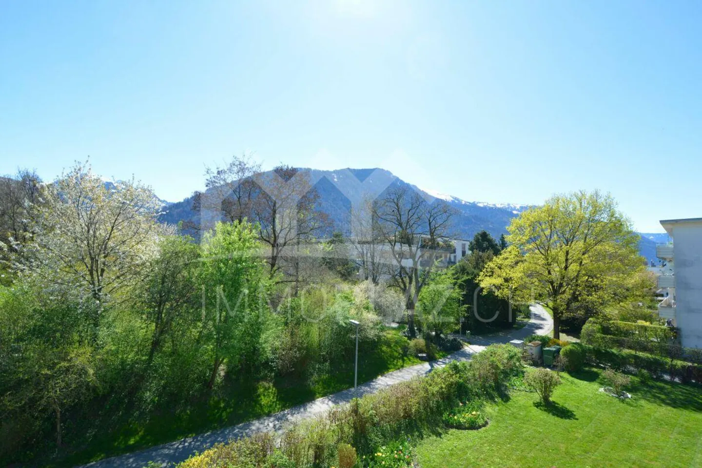 Ampio appartamento di 4½ locali in una posizione tranquilla - Foto 2 di 9