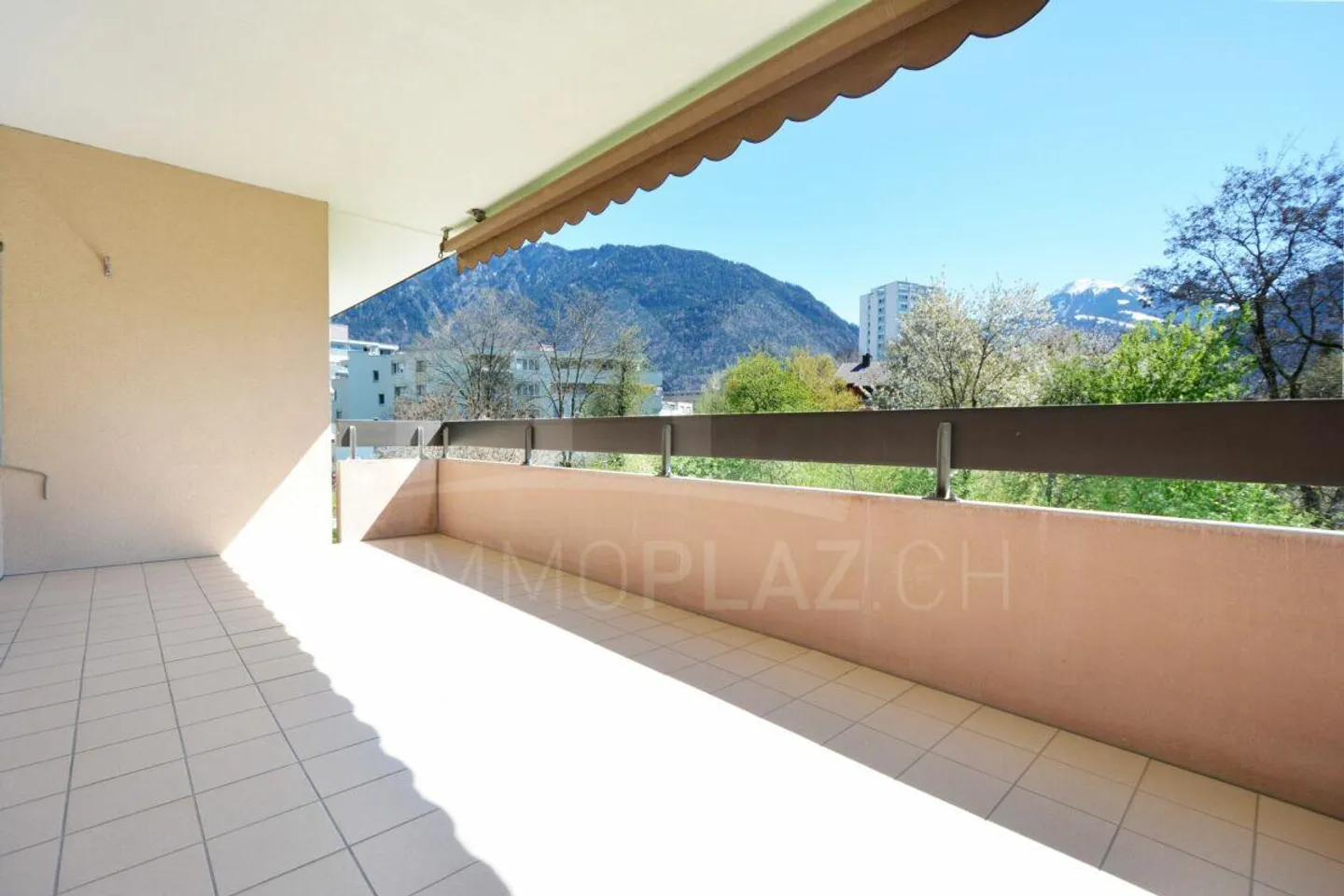 Ampio appartamento di 4½ locali in una posizione tranquilla - Foto 4 di 9