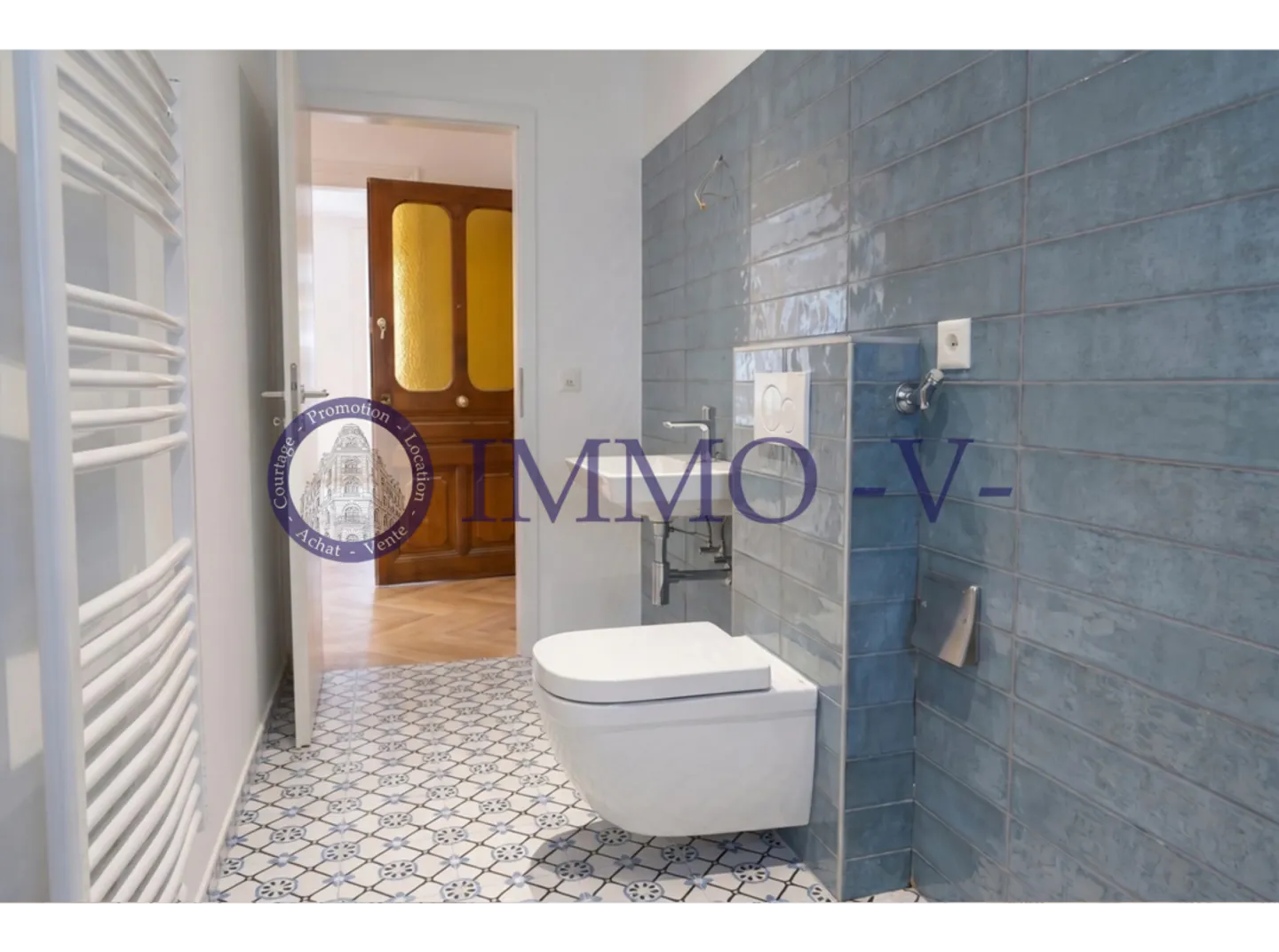 Charm and Elegance in the City Center - Renovated Apartment with Character - Photo 6 of 10