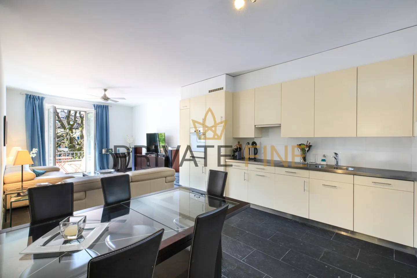Charming Apartment with Terrace - Photo 4 of 10