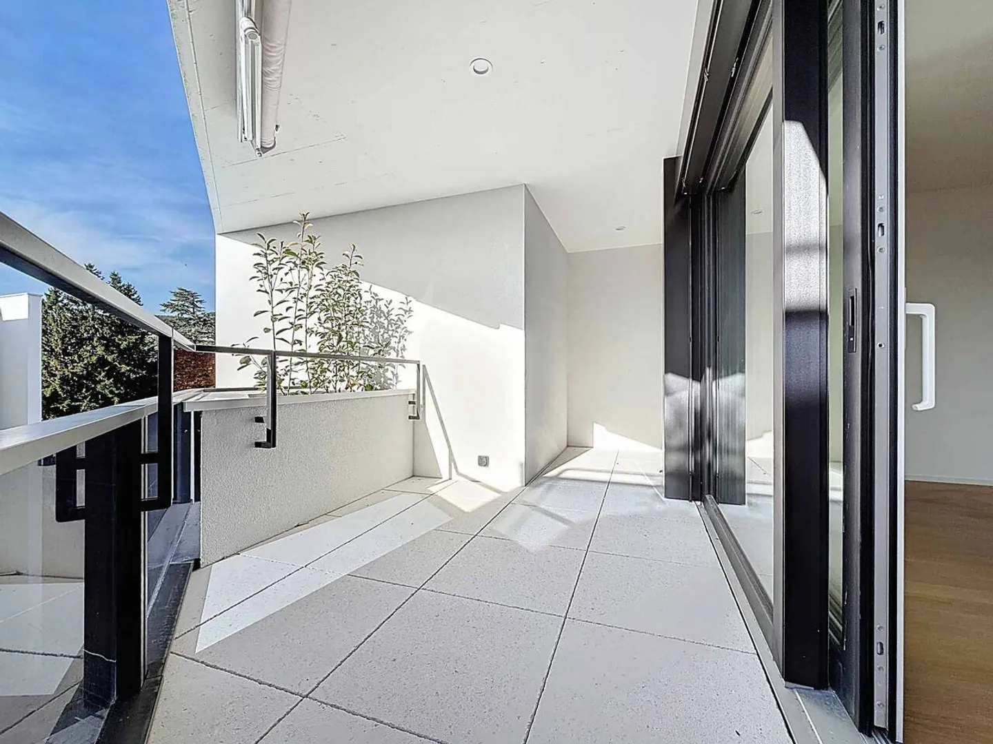 The Opal Bay, nearly new 3.5-room apartment with 2 covered balconies - Photo 9 of 13