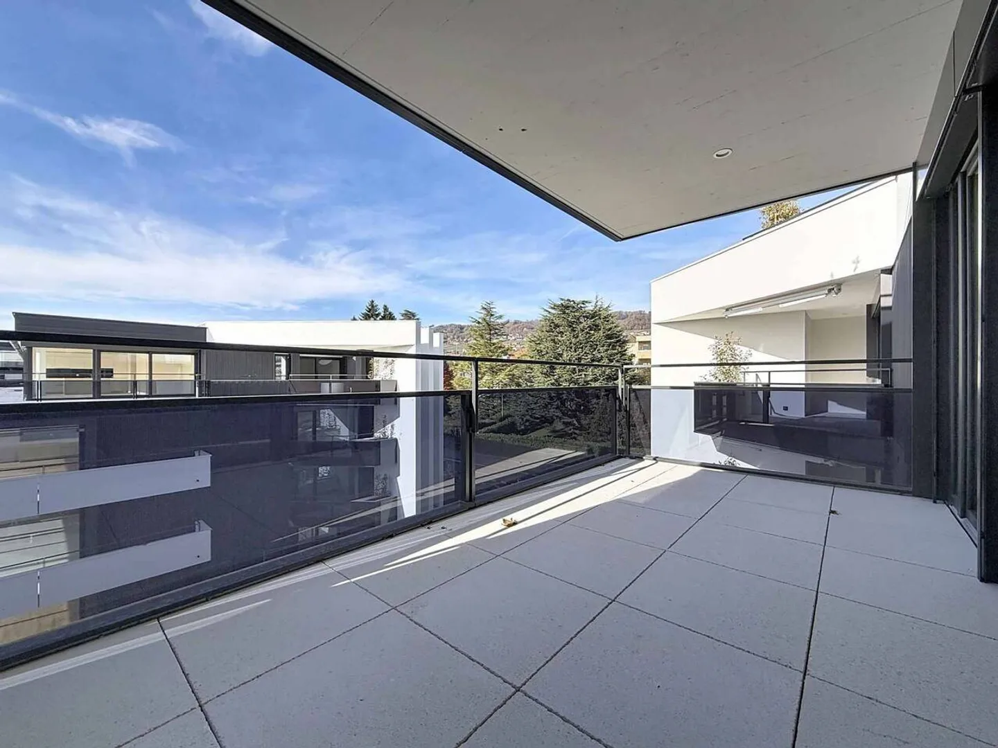 The Opal Bay, nearly new 3.5-room apartment with 2 covered balconies - Photo 10 of 13