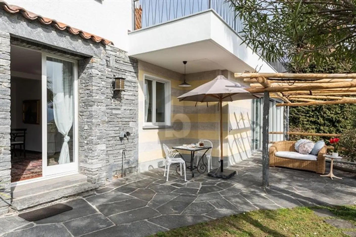 COZY, WELL-MAINTAINED AND CLOSE TO THE LAKE - Photo 5 of 6