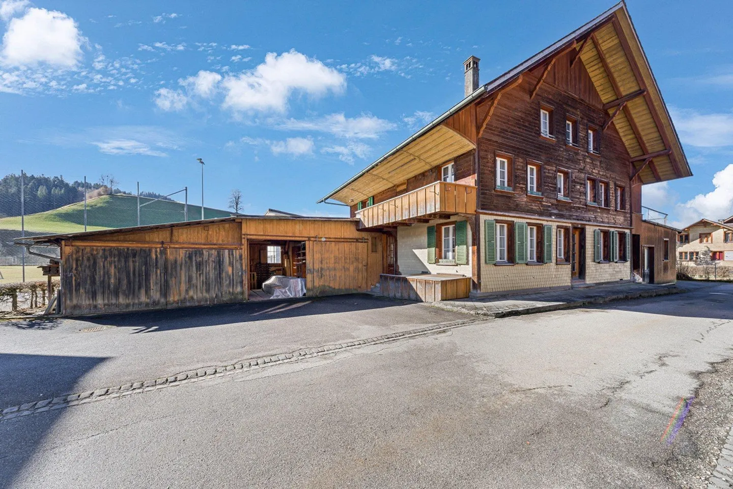 Maison avec atelier et appartement - Photo 2 sur 11