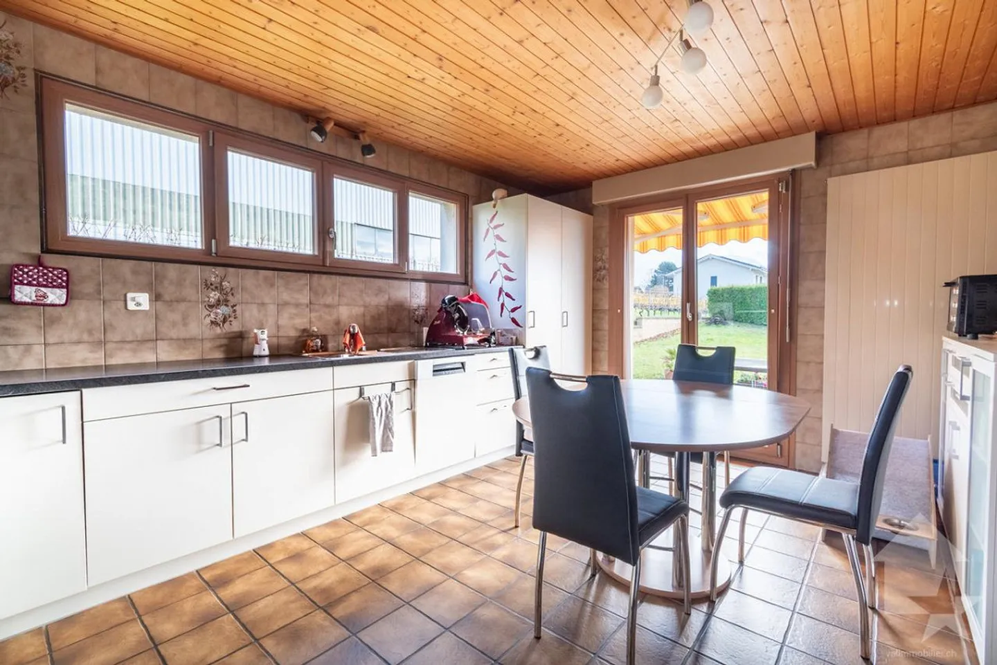 Mixed-use building with 2 apartments and a workshop - Photo 5 of 12