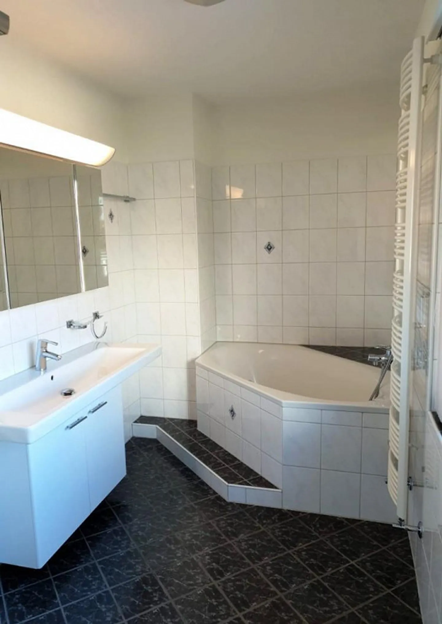 Ampio appartamento attico a Schwerzenbach - Foto 8 di 13