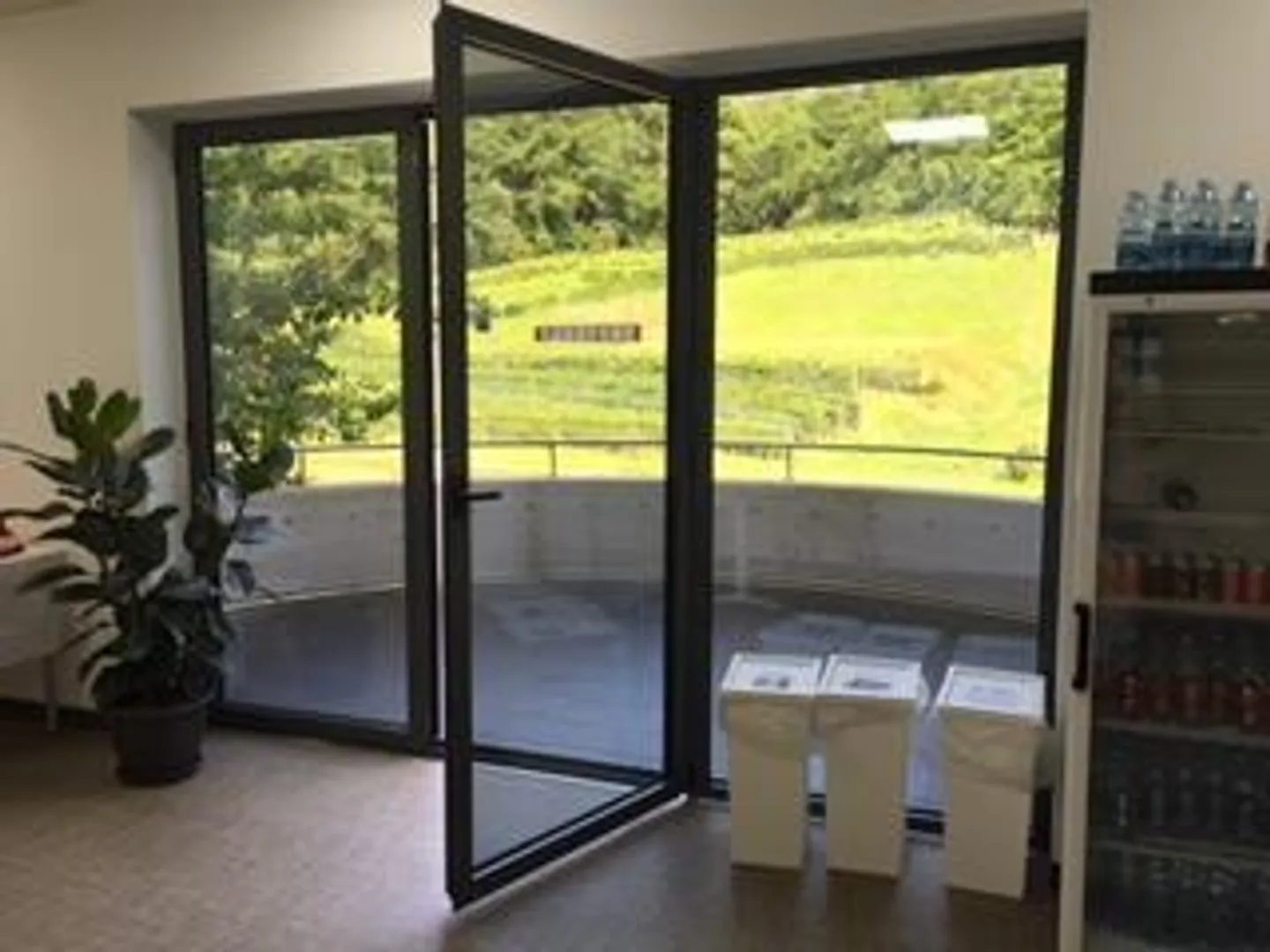 BUREAUX / LABORATOIRE DE 1 800 M². AVEC TERRAIN DE 2 800 M² - Photo 1 sur 6