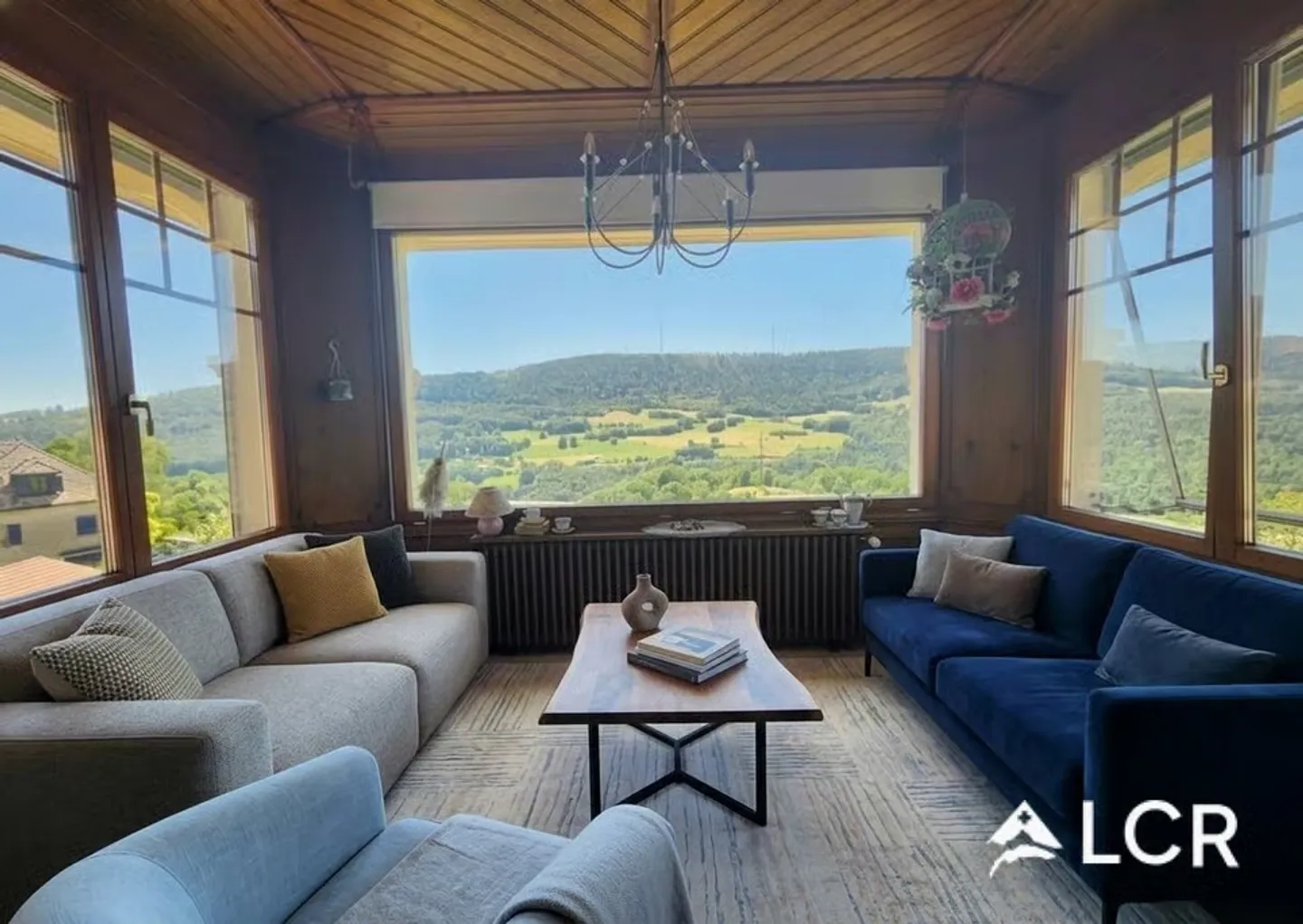 Schöne 5,5-Zimmer-Wohnung / 4 Schlafzimmer / 1 Badezimmer / 1 Terrasse / 1 Kamin / 1 Veranda - Foto 1 von 12