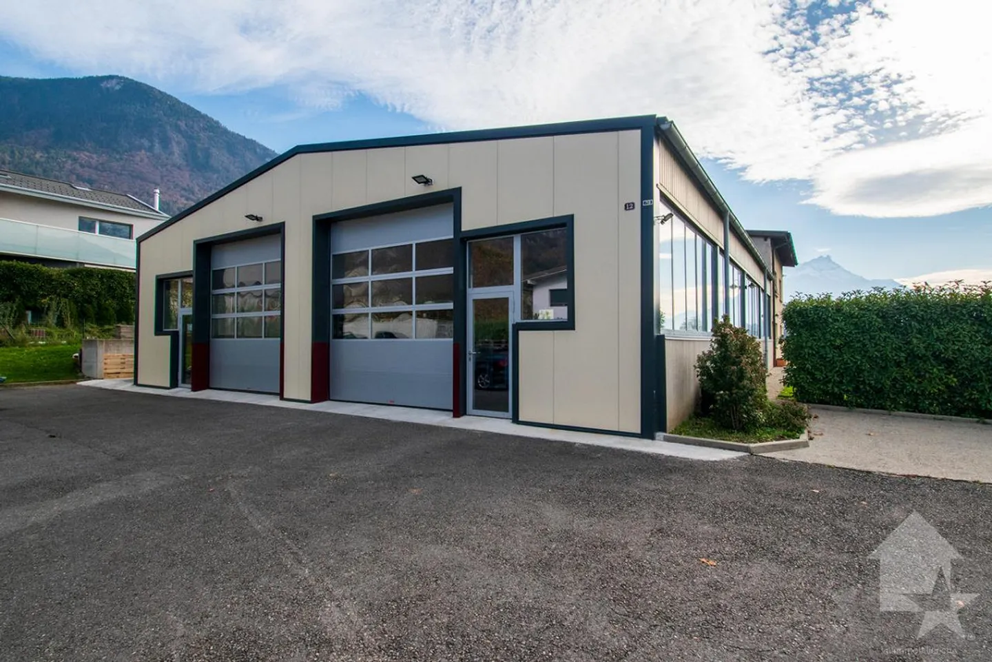 Mixed-use building with 2 apartments and a workshop - Photo 12 of 12