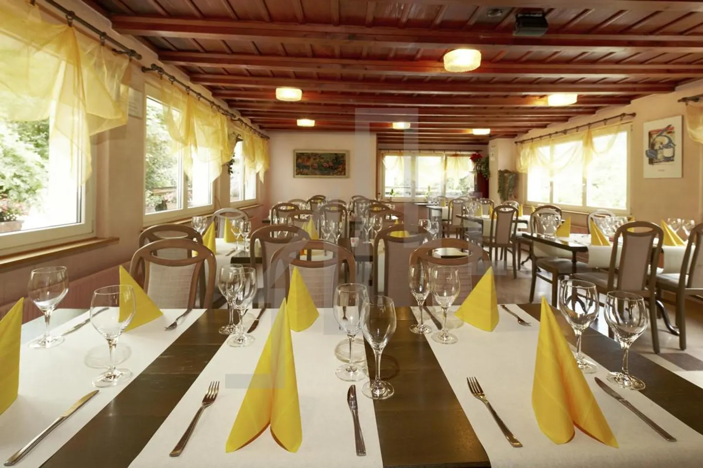 Charming Hotel with Large Terrace - Photo 5 of 15