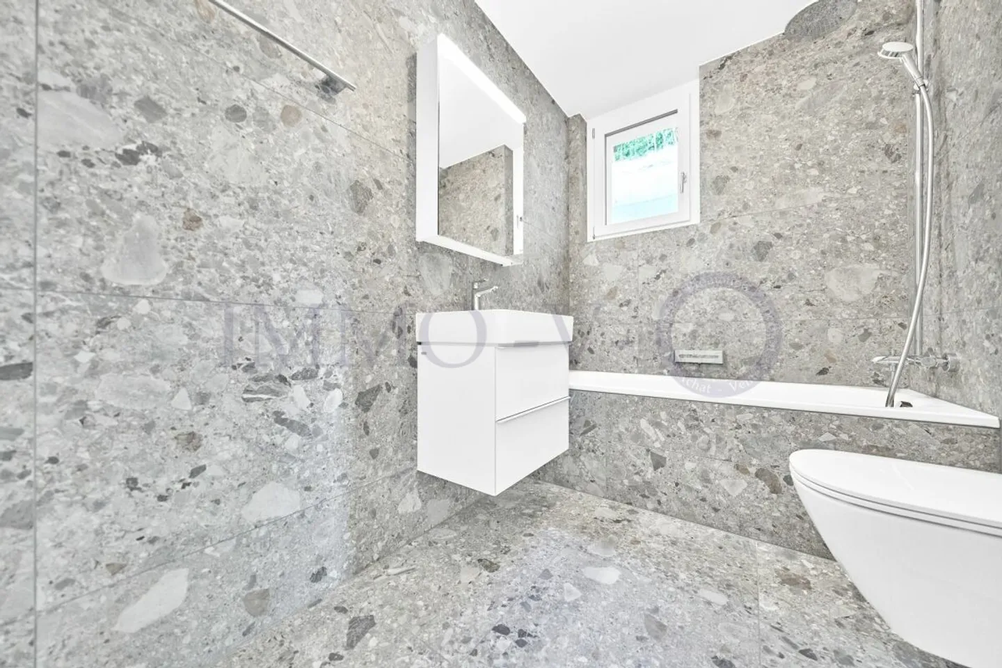 PROPRIÉTÉ NEUVE DE HAUTE QUALITÉ AVEC BALCON-TERRASSE ET VUE PANORAMIQUE - PROPRIÉTÉ 4 - Photo 12 sur 13