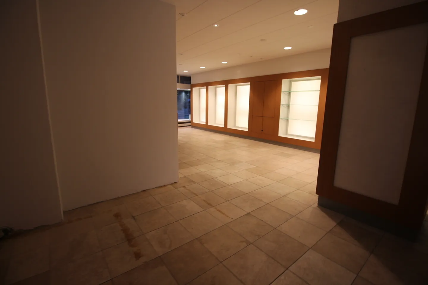 Gewerbefläche mit Straßenblick - Foto 9 von 20