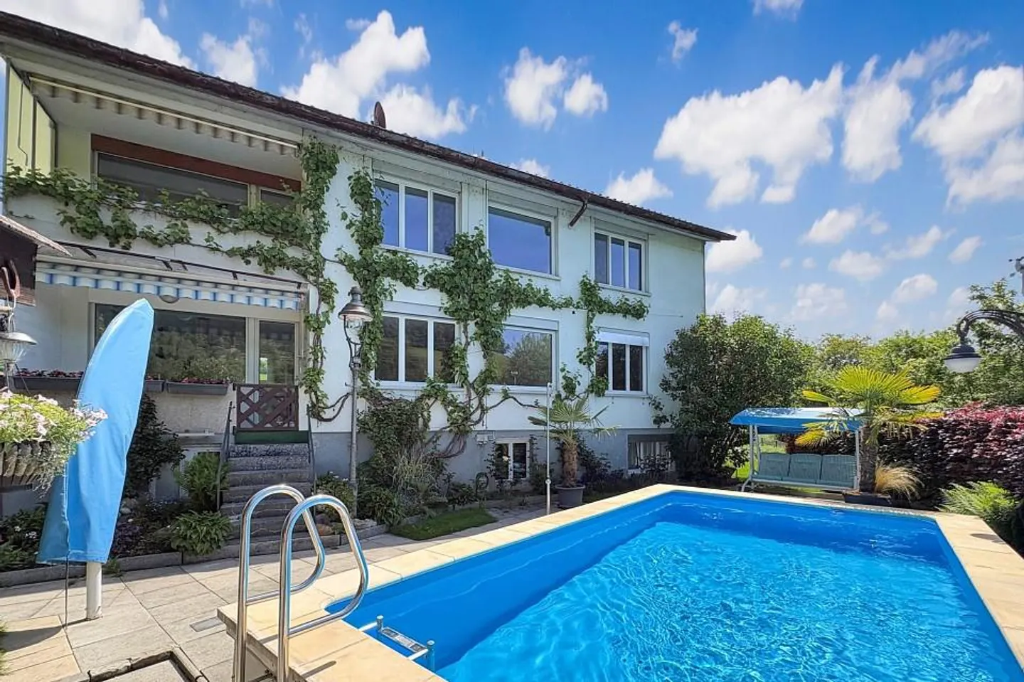 Charmantes Zweifamilienhaus mit Pool - Foto 1 von 13