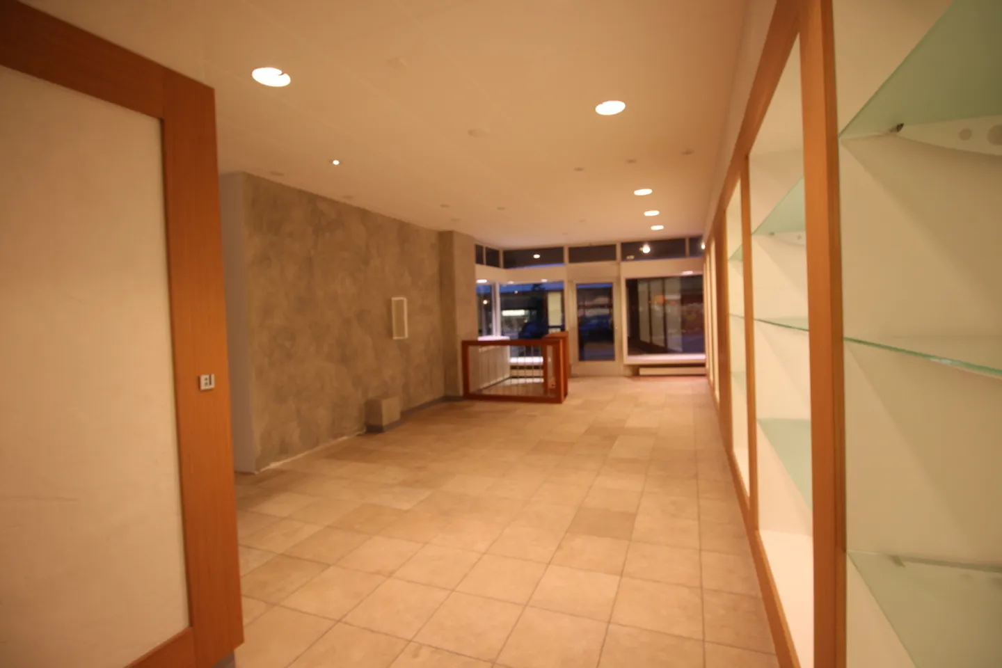 Gewerbefläche mit Straßenblick - Foto 14 von 20