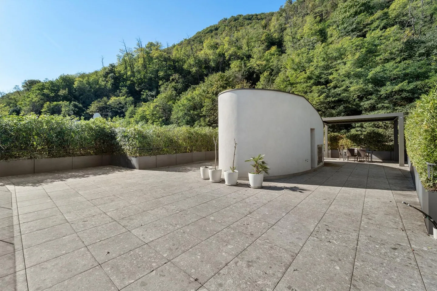 attico con vista lago panoramica e terrazza sul tetto in proprietà - Foto 7 di 10