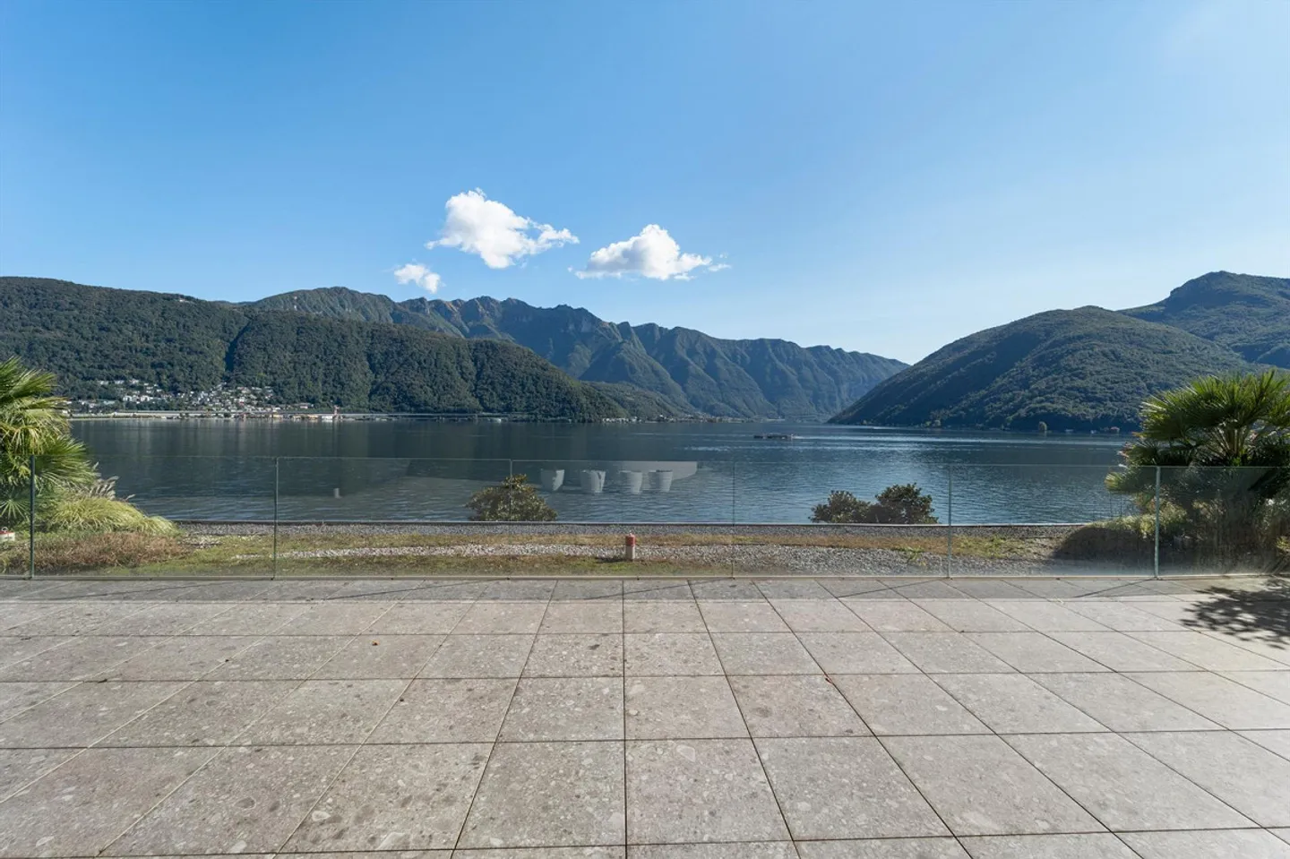 attico con vista lago panoramica e terrazza sul tetto in proprietà - Foto 6 di 10